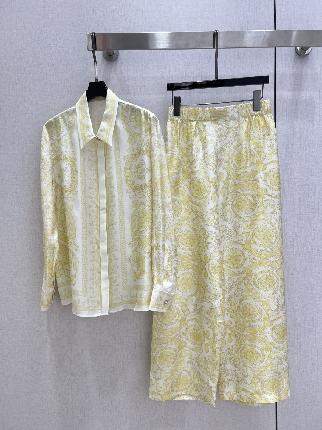 NO:687639,Highly recommended VER*2026 early spring new positioning printed long-sleeved shirt printed wide-leg trousers separate batch V baroque positioning printed silk silk twill!  The Medusa metal buckle is so beautiful!  The color combination of milk white + light gold is gentle and high-end, the original positioning print pattern, and the classic straight version are not attractive!  Retro, fashionable and high-end items!  The upper body is super slim!  The quality of workmanship of Bai Fumei's must-have artifact depends on the details. One color, SMLXL code, high quality, shirts, real silk,19860909强烈推荐 VER*2026早春新款 定位印花长袖衬衫印花阔腿长裤 分开批 V巴洛克定位印花真丝 真丝斜纹绸！美杜莎金属扣超美！奶白+浅金的配色温柔又高级,原版定位印花图案,经典直筒版型不挑人！复古时髦又高级的单品！上身超显瘦！ 白富美必入神器做工品质看细节 一个色 SMLXL码 高品,,shirts,real silk,,Women's clothing