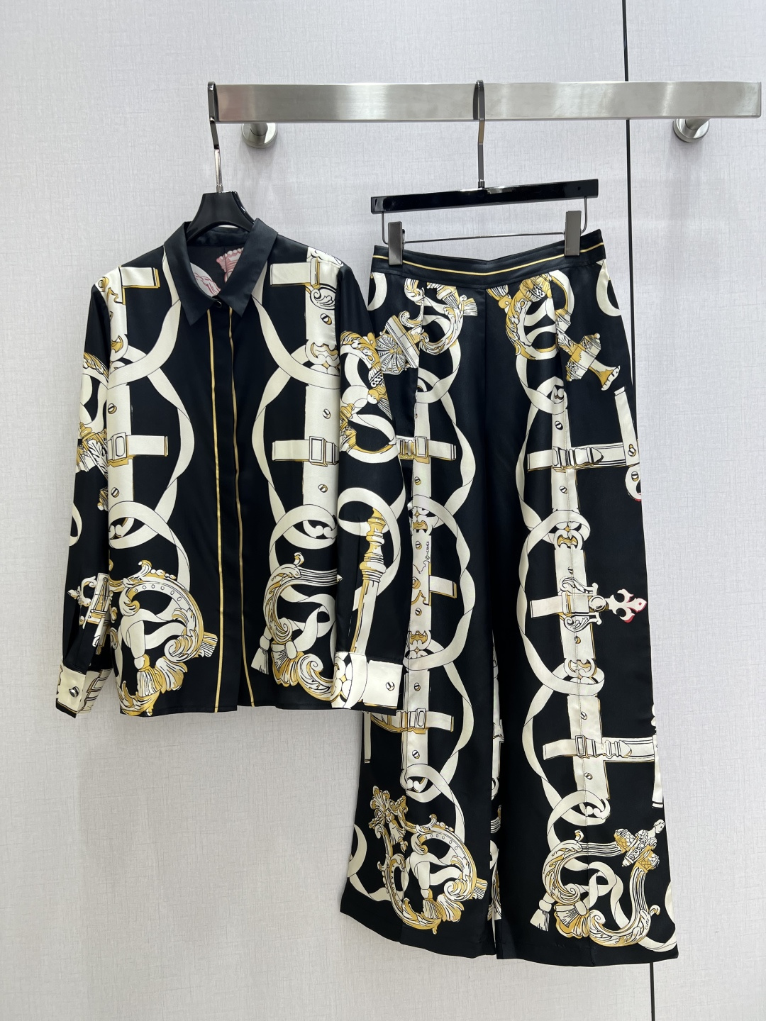 NO:687648,Highly recommended HER*2026 early spring new style, printed lapel long-sleeved shirt, printed wide-leg trousers, separate batches, chain link pattern positioning printed silk, silk twill texture is awesome! 气质牙签线压褶直筒裤型随性大方.绝美配色全定位印花超高级.后腰松紧设计版型不挑人上身超显瘦！ 完美做工品质看细节 一个色 SMLXL码 高品质衬,,shirts,real silk,19860909强烈推荐 HER*2026早春新款 印花翻领长袖衬衫印花阔腿长裤 分开批 链环图案定位印花真丝 真丝斜纹绸质感超赞！气质牙签线压褶直筒裤型随性大方.绝美配色全定位印花超高级.后腰松紧设计版型不挑人上身超显瘦！完美做工品质看细节 一个色 SMLXL码 高品质衬,,shirts,real silk,,Women's clothing