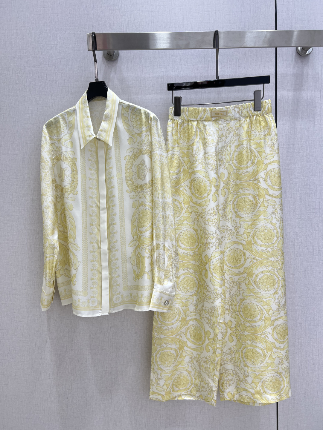 NO:687633,Highly recommended VER*2026 early spring new positioning printed long-sleeved shirt printed wide-leg trousers separate batch V baroque positioning printed silk silk twill!  The Medusa metal buckle is so beautiful!  The color combination of milk white + light gold is gentle and high-end, the original positioning print pattern, and the classic straight version are not attractive!  Retro, fashionable and high-end items!  The upper body is super slim!  The quality of workmanship of Bai Fumei's must-have artifacts depends on the details. One color, SMLXL code, high quality linings, shirts, real silk,19860909强烈推荐 VER*2026早春新款 定位印花长袖衬衫印花阔腿长裤 分开批 V巴洛克定位印花真丝 真丝斜纹绸！美杜莎金属扣超美！奶白+浅金的配色温柔又高级,原版定位印花图案,经典直筒版型不挑人！复古时髦又高级的单品！上身超显瘦！ 白富美必入神器做工品质看细节 一个色 SMLXL码 高品质衬,,shirts,real silk,,Women's clothing