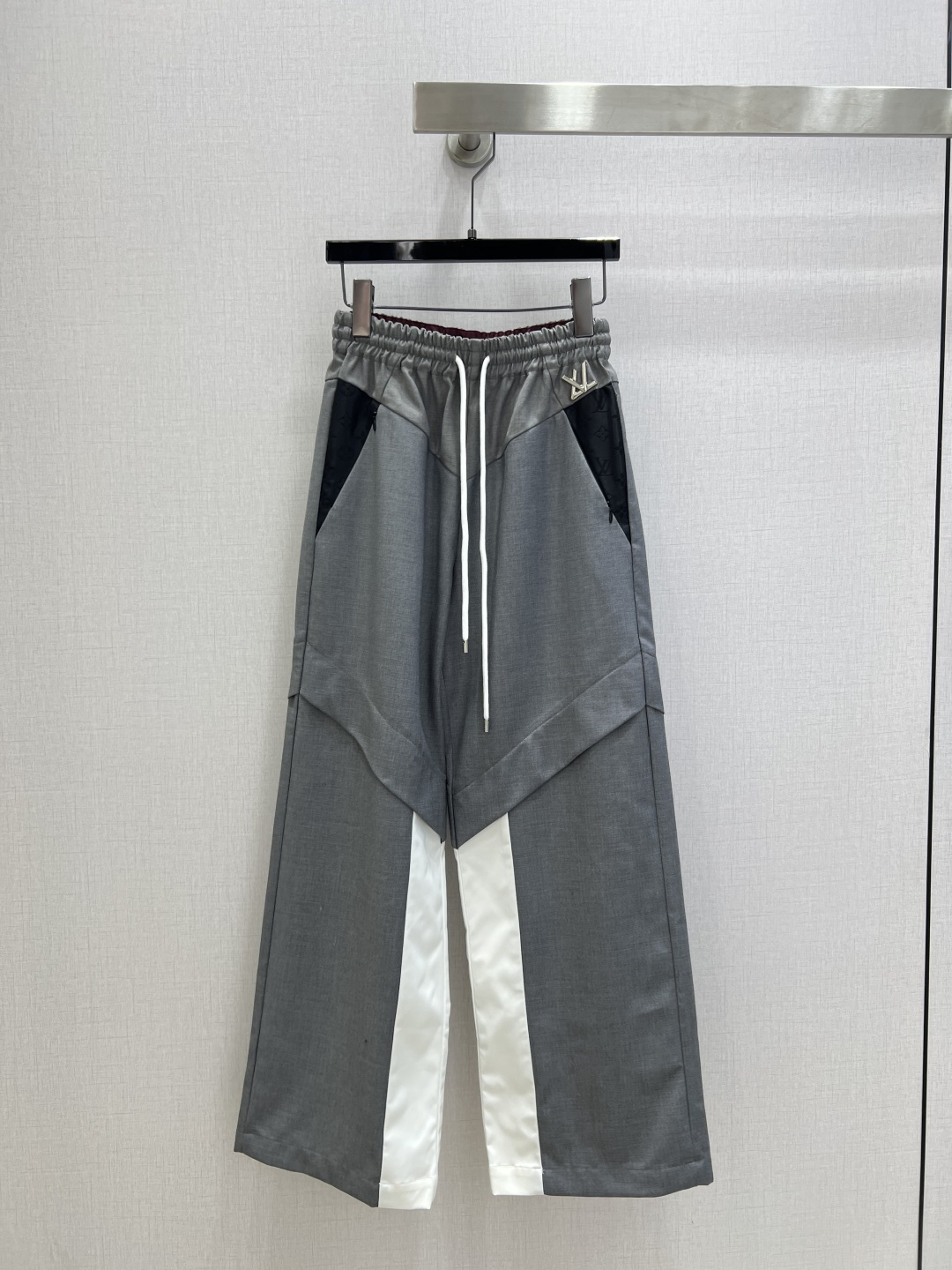NO:694845,Highly recommend LV*20256 new early spring color matching casual trousers, fashionable, low-key, luxurious and high-end!  The style is versatile and not picky, and the quality of workmanship depends on the details. A must-have for white, rich and beautiful women!  One color SML code high quality AB,,louis vuitton,19860909强烈推荐 LV*20256早春新款 拼色休闲长裤 时髦低调气质又奢华高级！版型百搭不挑人,做工品质看细节.白富美必入！一个色 SML码 高品质AB,,louis vuitton,,Women's clothing