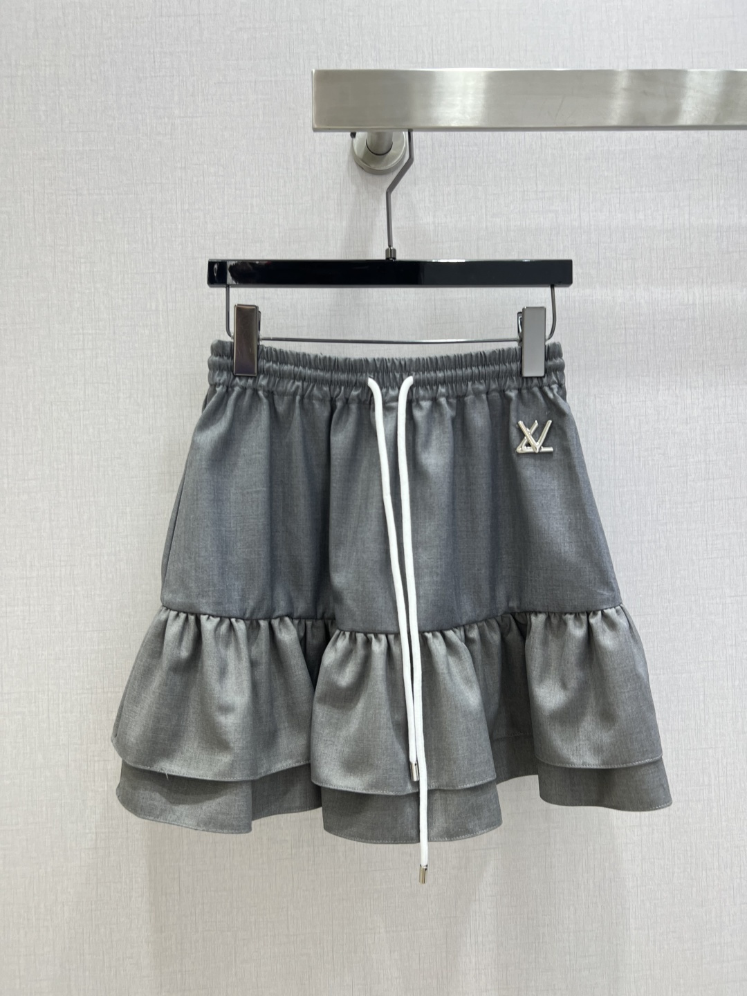 NO:694813,Highly recommended LV*2026 early spring new color-blocked drawstring skirt, fashionable, low-key, luxurious and high-end!  The style is versatile and not picky, and the quality of workmanship depends on the details. A must-have for white, rich and beautiful women!  One color SML code high quality AB,,louis vuitton,skirts,19860909强烈推荐 LV*2026早春新款 拼色抽绳半裙 时髦低调气质又奢华高级！版型百搭不挑人,做工品质看细节.白富美必入！一个色 SML码 高品质AB,,louis vuitton,skirts,,Women's clothing