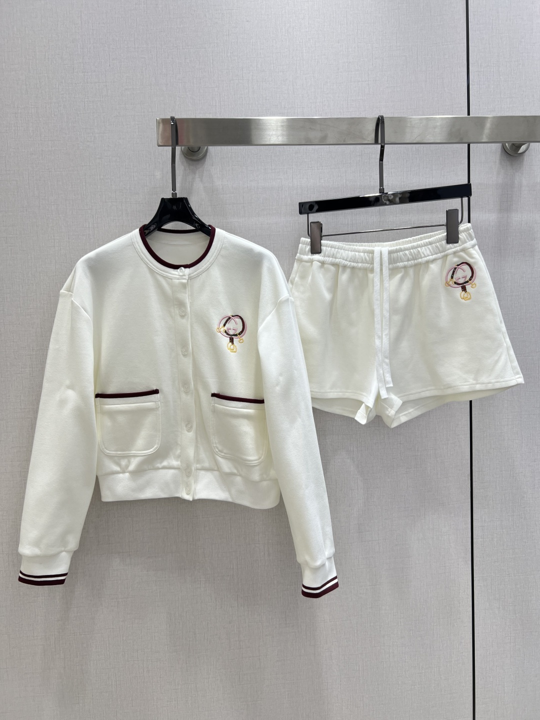 NO:694081,Highly recommended GUC*2026 new early spring round neck cardigan shorts suit, fashionable, low-key, luxurious and high-end!  The style is versatile and not picky, and the quality of workmanship depends on the details!  One color SMLXL code High quality ABC,,gucci,shorts,19860909强烈推荐 GUC*2026早春新款 圆领开衫短裤套装 时髦低调气质又奢华高级！版型百搭不挑人,做工品质看细节！一个色 SMLXL码 高品质ABC,,gucci,shorts,,Women's clothing