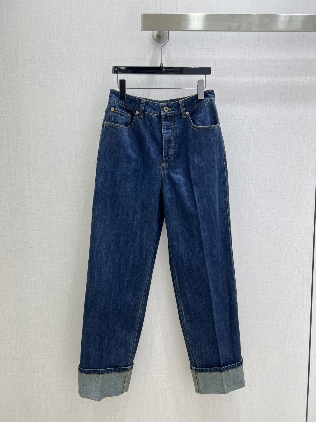 NO:694842,Highly recommended MIU*2026 early spring new style straight denim trousers, made of dark blue denim fabric, with brand embroidery on the back pocket, very recognizable. The cuffed trouser legs are retro and fashionable, the loose straight version is super slim, and super friendly to pear-shaped figures! The fabric is soft and comfortable, and it looks great with casual tops or shirts. It is easy to get a simple and high-end feeling ~ one color SML code, high quality ABC,, miumiu, shirts,19860909强烈推荐 MIU*2026早春新款 直筒牛仔长裤 采用深蓝丹宁面料,后袋有品牌刺绣,辨识度超高.裤脚翻边设计,复古又时髦,宽松直筒版型超显瘦,对梨形身材超友好!面料柔软舒适,随便搭配休闲上衣或衬衫都很出彩,轻松get简约高级感~一个色 SML码 高品质ABC,,miumiu,shirts,,Women's clothing