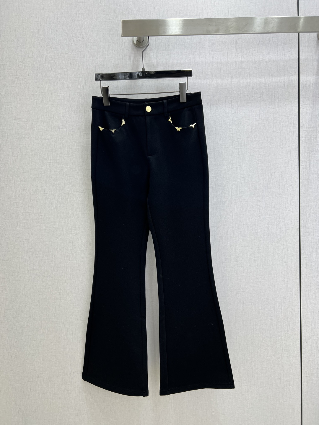 NO:695276,Highly recommended LV*2025 autumn and winter new style. Hardware clover black thickened boot-cut trousers. Fashionable and high-end tone. White and rich beauty must-have versatile item. Classic boot-cut trousers upper body makes the body look slimmer. Embellished custom hardware accessories. One color SML code. High quality ABC, Louis Vuitton,19860909强烈推荐 LV*2025秋冬新款 五金三叶草黑色加厚微喇长裤 时髦又高级的调调 白富美必入单品百搭神器 经典微喇裤型上身显瘦绝绝子 缀饰定制五金配件 一个色 SML码 高品质ABC,,louis vuitton,,Women's clothing