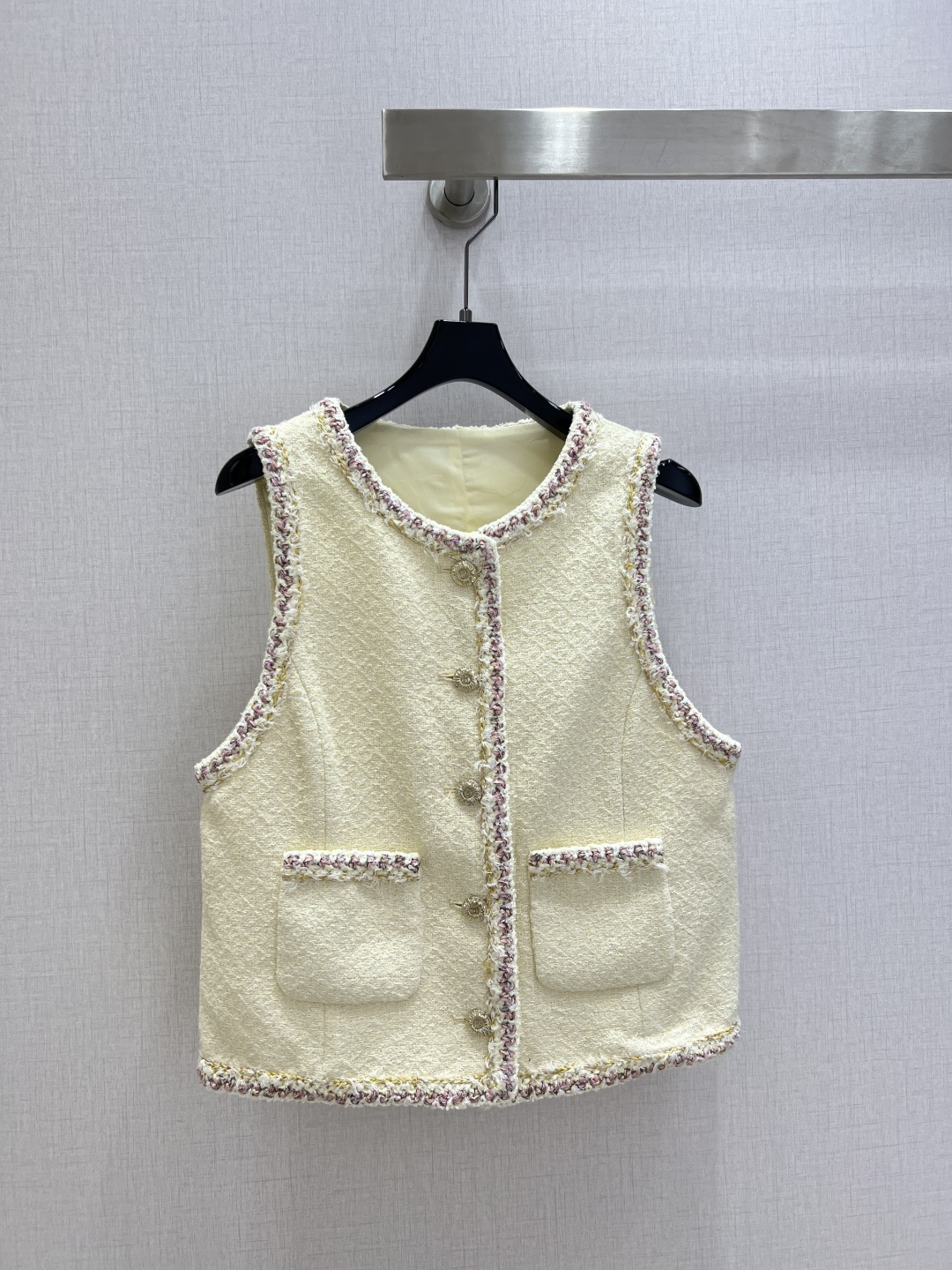 NO:697357,Highly recommended CHA*2026 early spring new product French socialite mini vest High-end customized imported tweed fabric The tweed texture is edged with fine colored threads, bringing French elegance into daily life. The round neck and neat metal buttons add a sense of sophistication. The details of the pockets are the finishing touch. It is outstanding when worn alone and layered. It gives a lazy and noble tone when worn casually. It is an indispensable atmosphere in the wardrobe. One color SML code  High quality ABC,,19860909强烈推荐 CHA*2026早春新品 法式名媛小香风马甲 高级定制进口粗花呢面料 粗花呢肌理揉着细碎的彩线滚边 把法式优雅揉进了日常 圆领利落金属纽扣缀出精致感 口袋的细节更是点睛 单穿叠搭都出彩随手一搭就是慵懒又贵气的腔调 是衣柜里不可缺的氛围感 一个色 SML码 高品质ABC,,,Women's clothing