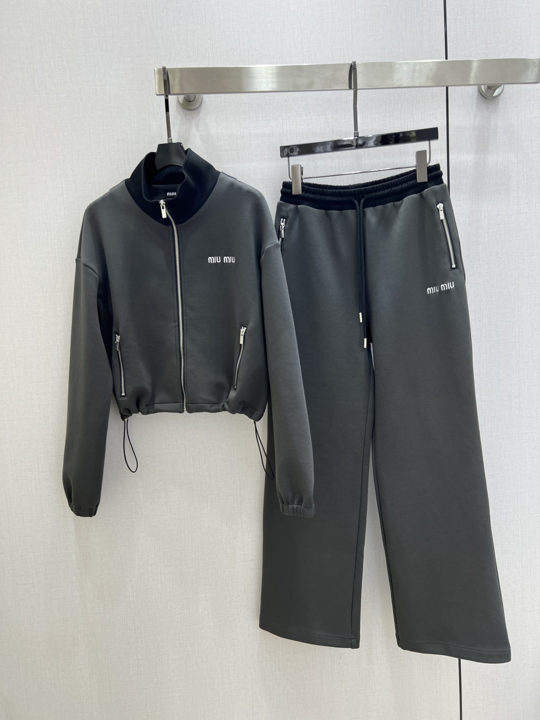 NO:697379,Highly recommend MIU*2026 early spring new color-blocked zipper trousers suit. There is no reason to reject it. It has a cool style and is OK for daily commuting, regardless of the occasion. The design is unique, the layering is richer, and it is full of small details that are a plus. One color SML code, high quality ABC,,miumiu,19860909强烈推荐 MIU*2026早春新款 拼色拉链长裤套装 没有理由可以拒绝它.可A可飒的风格,日常通勤穿什么的都是很OK的,不挑场合的.设计独特 层次感更加丰富,满满小细节太加分了 一个色 SML码 高品质ABC,,miumiu,,Women's clothing