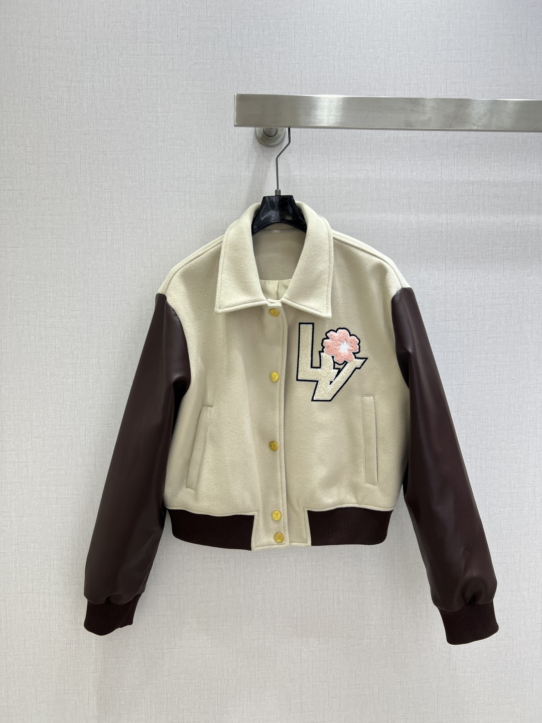 NO:697374,Highly recommended LV*2026 early spring new style lapel embroidered button jacket, another fashionista’s favorite!  The details are exquisite. Every piece you get is full of surprises. High-end fashion craftsmanship. The shape is perfect. No matter the figure. Practical and versatile. Combining comfort and functionality. Highly recommended. One color SML code. High quality AB, Louis Vuitton, jackets & coats,19860909强烈推荐 LV*2026早春新款 翻领绣品纽扣外套 又一款时尚达人的心头好！细节精致 每一件到手都是惊喜满溢 高级时装工艺 版型绝绝子 不挑身材 实用百搭 舒适与功能相结合,强推入手.一个色 SML码 高品质AB,,louis vuitton,jackets & coats,,Women's clothing