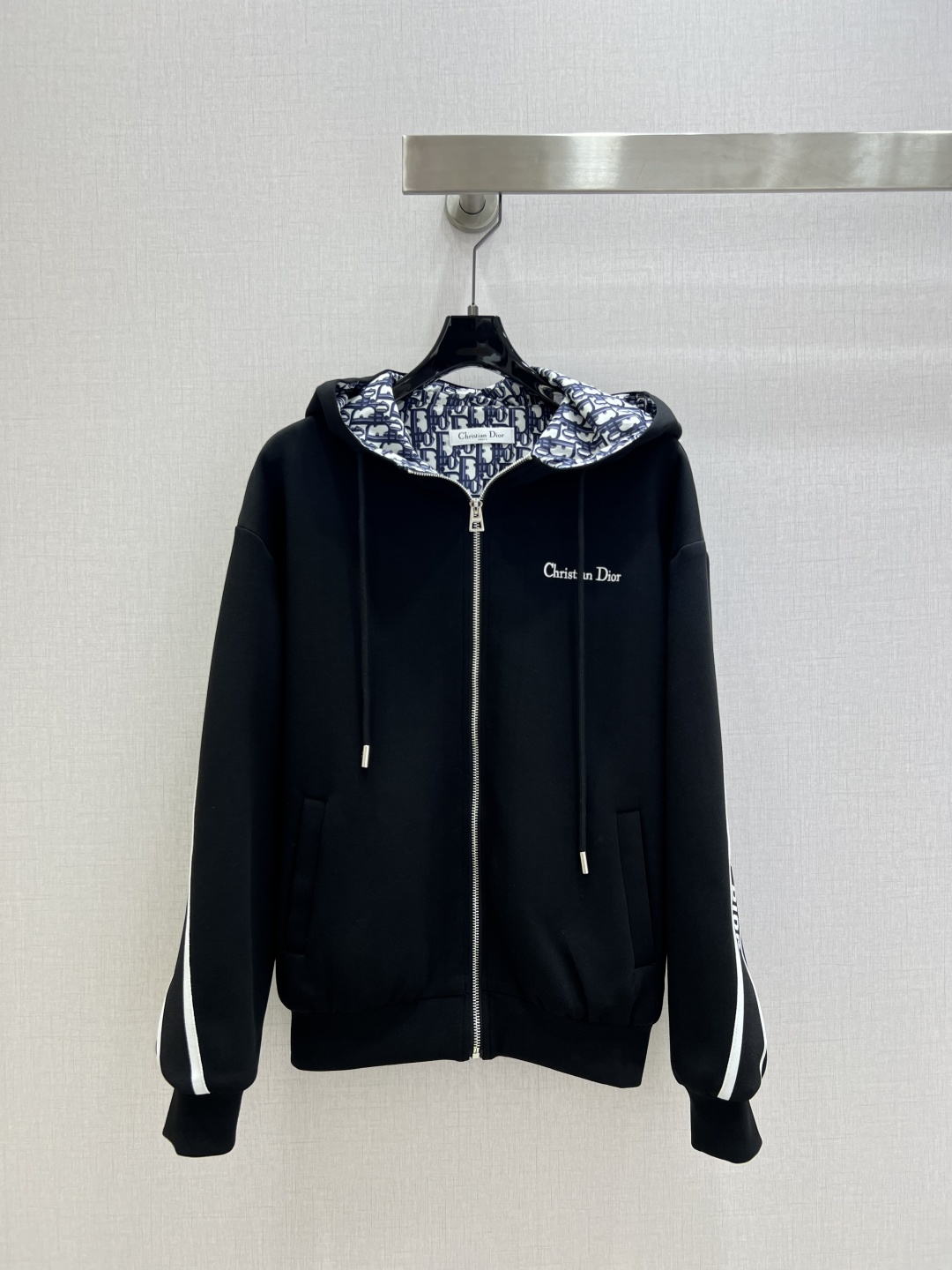 NO:697383,Highly recommended DIO*2026 early spring new style hooded air layer zipper jacket. It is an instant hit after shipment. The special material has a sense of texture. Every small detail is paid great attention to. It has just the right sense of high-end. Three-dimensional tailoring makes the upper body of the garment more refined and western-style. The mold is customized for decoration. The real thing is amazing!  Fine workmanship, look at the details, one color SML code, high quality AB, dior, jackets & coats, hats,19860909强烈推荐 DIO*2026早春新款 连帽空气层拉链外套 出货即爆单 特殊材质有肌理感 每个小细节都非常注重 恰到好处的高级感 立体剪裁 让成衣上身更为精致洋气 开模定制装饰 实物太赞啦！做工精细看细节 一个色 SML码 高品质AB,,dior,jackets & coats,hats,,Women's clothing