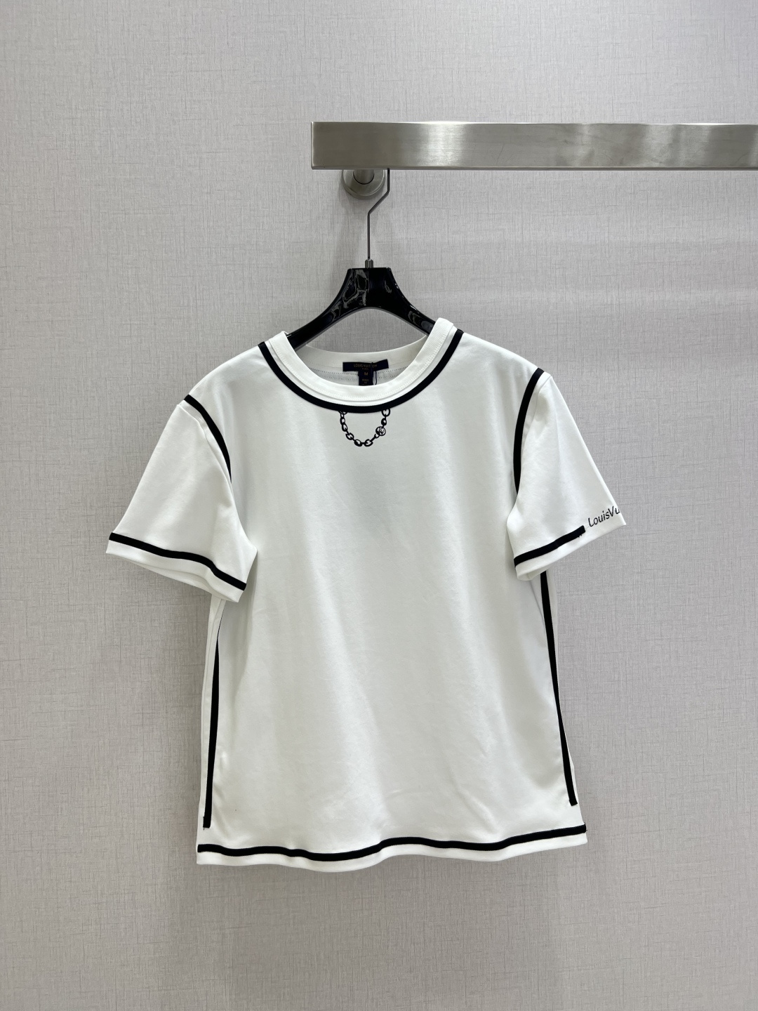 NO:697359,Highly recommended LV*2026 early spring new style, contrasting color webbing chain short-sleeved T-shirt, high-end fabric, skin-friendly, breathable and comfortable, iconic letter pattern, low-key luxury, age-reducing girlhood!  A must-have artifact for Bai Fumei!  The classic version is versatile and easy to wear!  One color SML code high quality ABC,,louis vuitton,T-shirt,tees,t-shirt,19860909强烈推荐 LV*2026早春新款 撞色织带链条短袖T恤 高订面料 亲肤透气舒适 标志性字母图案低调奢华减龄少女时代！白富美必备神器！经典版型百搭不挑人！一个色 SML码 高品质ABC,,louis vuitton,T-shirt,tees，t-shirt,,Women's clothing