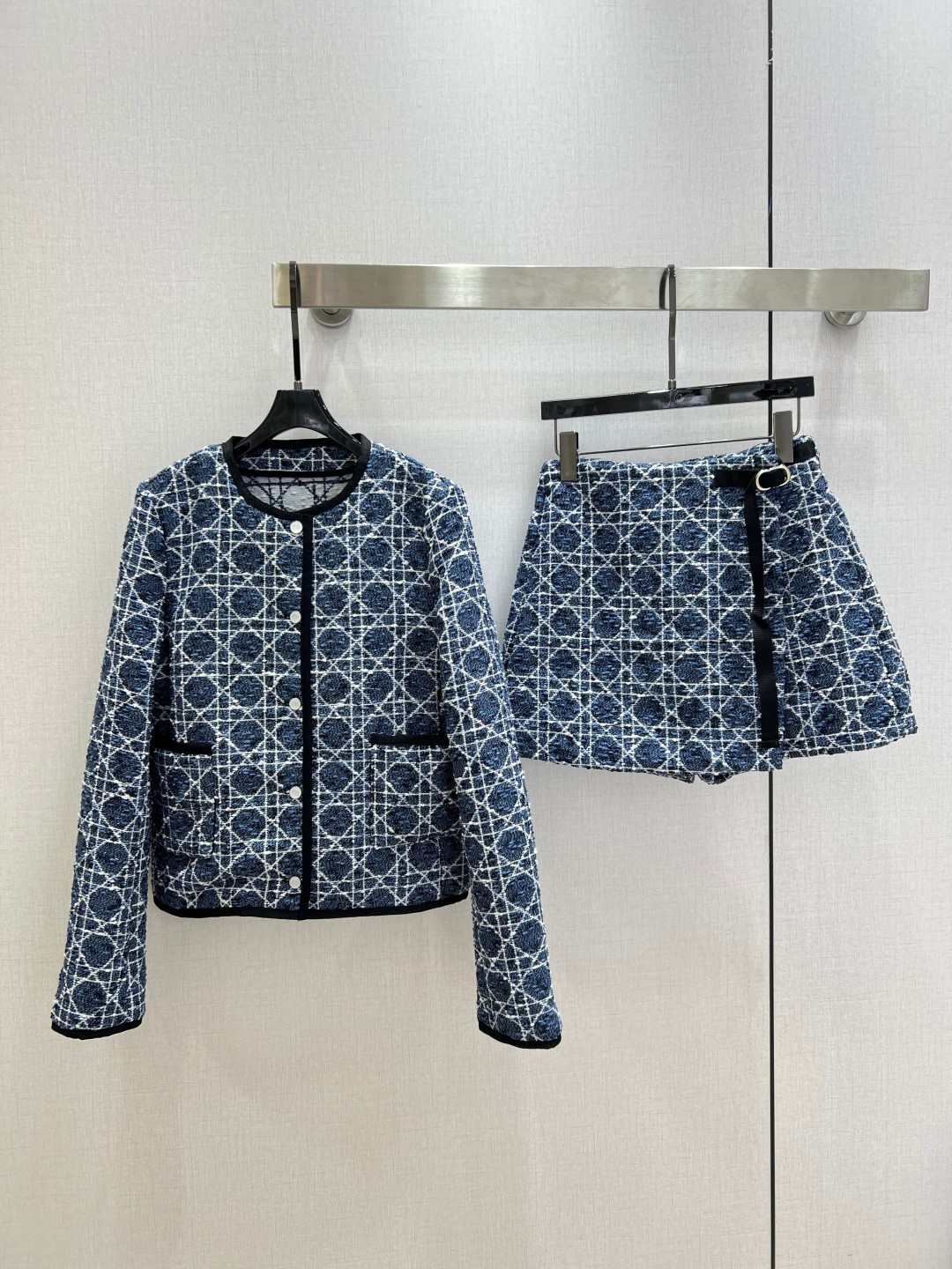 NO:697739,Highly recommended DIO*2026 early spring new style, cannage pattern dress jacket, cannage pattern pants and skirts. Separate batches. Customized YB imported silk cotton material. Manufactured by imported machines from Germany. It shows a clear positioning of the cannage pattern texture. It is of high quality and creates a model of celebrity style. Square round collar, double pockets and single row of heavy-duty CD buttons. The whole body is blue and black. It shows the effect of cannage pattern all over. The black binding details are luxurious and elegant. The reverse color details inside are perfect.  Highlights the brand's high-end taste. Pairs with shorts from the same series. Zippers make it easy to put on and take off. The shape improves the proportions of the legs. The first choice for fashionable wear in all seasons. Elegant temperament. Sweet and age-reducing. One color SML code. High-quality outerwear, dior, skirts, shorts, jackets & coats,19860909强烈推荐 DIO*2026早春新款 藤格纹洋装外套藤格纹裤裙 分开批 定制YB进口丝绵材质 德国进口机器制造 呈现出分明定位藤格纹肌理 质感上乘 打造名媛风典范 方圆领双口袋单排重工CD纽扣 通体蓝黑配色相间 呈现藤格纹满铺效果 黑色捆边细节尽显奢华又不失雅致 内里反转色细节满分 突出品牌高端品味 搭配同系列短裤 拉链方便穿脱 版型改善腿部比例 四季时髦精穿搭首选 气质优雅 甜美减龄 一个色 SML码 高品质外,,dior,skirts,shorts,jackets & coats,,Women's clothing