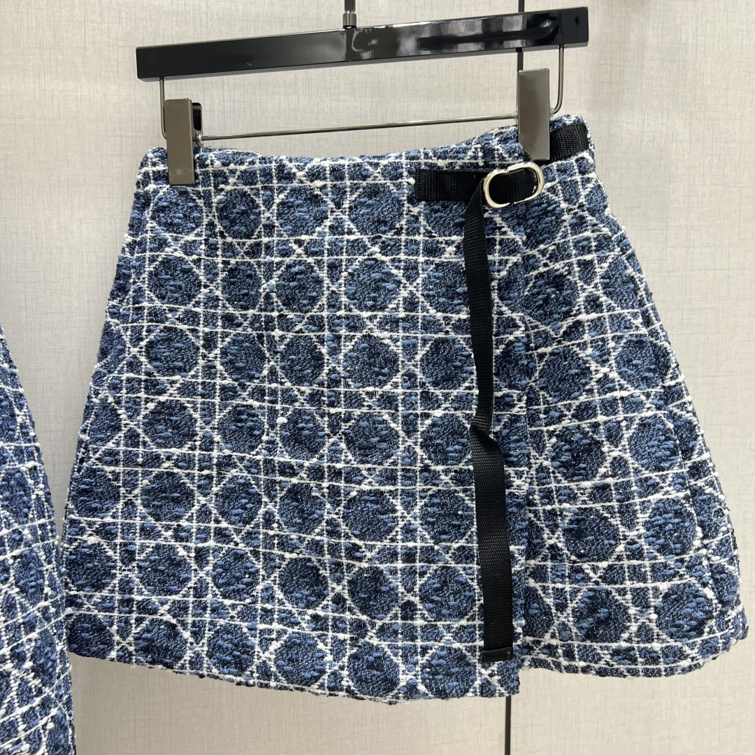 NO:697746,Highly recommended DIO*2026 early spring new style, cannage pattern dress jacket, cannage pattern pants and skirts. Separate batches. Customized YB imported silk cotton material. Manufactured by imported machines from Germany. It shows a clear positioning of the cannage pattern texture. It is of high quality and creates a model of celebrity style. Square round collar, double pockets and single row of heavy-duty CD buttons. The whole body is blue and black. It shows the effect of cannage pattern all over. The black binding details are luxurious and elegant. The reverse color details inside are perfect.  Highlights the brand's high-end taste. Pairs with shorts from the same series. The zipper makes it easy to put on and take off. The shape improves the proportion of the legs. The first choice for fashionable wear in all seasons. Elegant temperament. Sweet and age-reducing. One color SML code. High-quality, dior, skirts, shorts, jackets & coats,19860909强烈推荐 DIO*2026早春新款 藤格纹洋装外套藤格纹裤裙 分开批 定制YB进口丝绵材质 德国进口机器制造 呈现出分明定位藤格纹肌理 质感上乘 打造名媛风典范 方圆领双口袋单排重工CD纽扣 通体蓝黑配色相间 呈现藤格纹满铺效果 黑色捆边细节尽显奢华又不失雅致 内里反转色细节满分 突出品牌高端品味 搭配同系列短裤 拉链方便穿脱 版型改善腿部比例 四季时髦精穿搭首选 气质优雅 甜美减龄 一个色 SML码 高品,,dior,skirts,shorts,jackets & coats,,Women's clothing