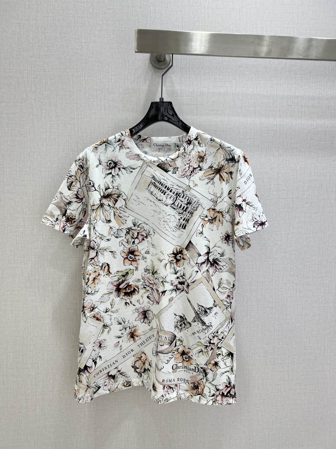 NO:708920,Highly recommended for early spring 26, short-sleeved T-shirt with printed letter logo. Customized YB mercerized cotton material, breathable and comfortable, full texture, regular T-shirt cut, hand-painted flowers intertwined with Roman architectural patterns, light brown and jet black colors are advanced and elegant, cotton fabric is light and breathable, round neck with loose fit, lazy and casual without losing French sophistication, it is simply a treasure item in the wardrobe. One color SML code  High quality AB,,T-shirt,tees,t-shirt,19860909强烈推荐 26早春新款 印花字母徽标短袖T恤 定制YB丝光全棉材质,透气舒适,质感十足,常规T恤裁剪,手绘风花卉交织罗马建筑纹样,浅棕与墨黑的配色高级又雅致,全棉面料轻薄透气,圆领搭配宽松版型,慵懒随性又不失法式精致感,简直是衣柜的宝藏单品.一个色 SML码 高品质AB,,T-shirt,tees，t-shirt,,Women's clothing