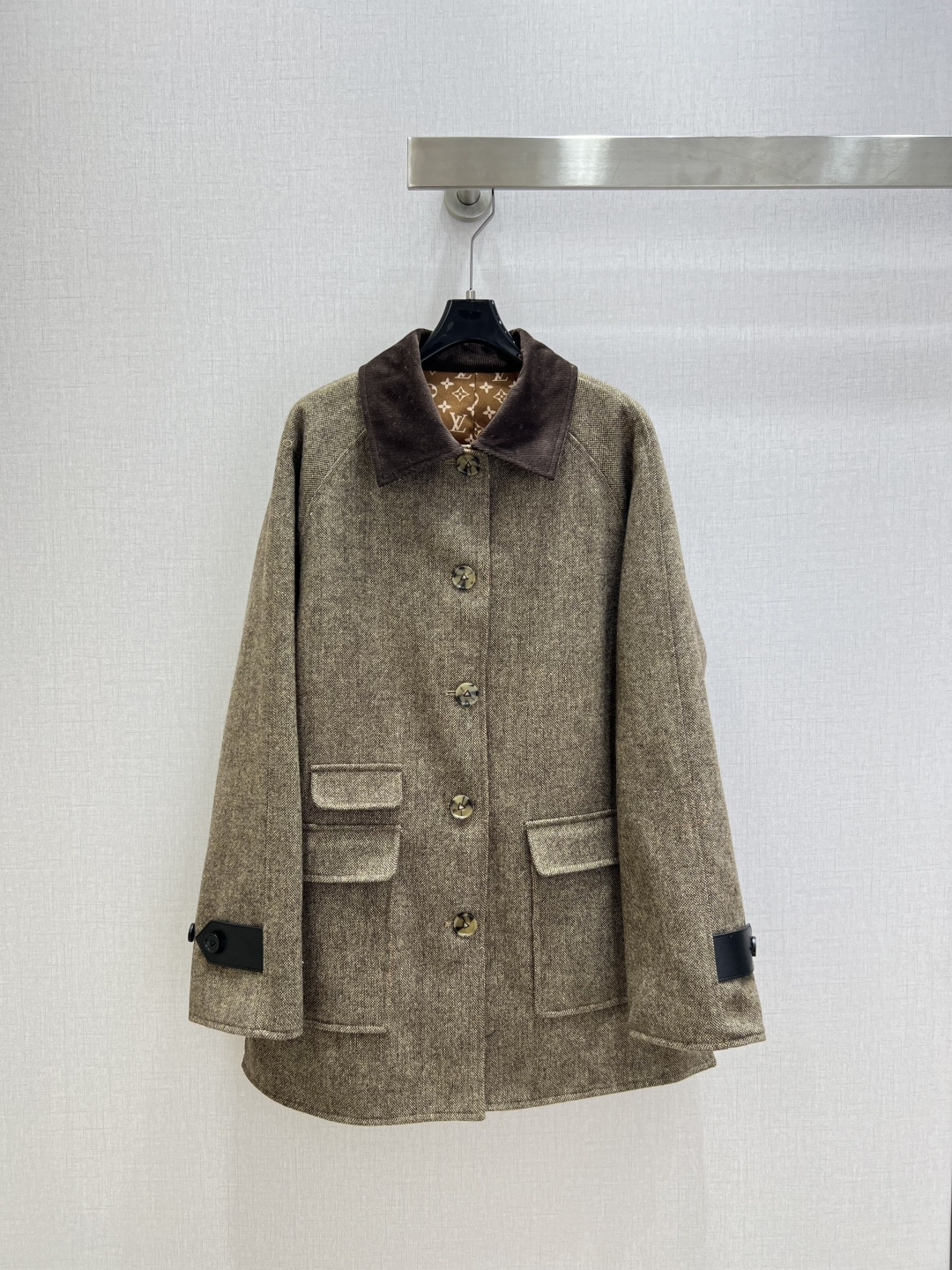 NO:709243,Highly recommended 26 early spring new style contrasting lapel coat  Customized YB imported woolen material, stiff and warm, with obvious wool volume, mid-length coat cut, herringbone texture is high-end and textured, corduroy lapel splicing adds retro charm, presbyopia inside hides the brand's ingenuity, mother-of-pearl letter placket with large pockets,  Taking both practicality and design into consideration, the loose cocoon shape does not flatter your body shape but hides your body. The wool fabric is warm and comfortable. Whether you pair it with a sweater and a skirt, or a sweater and jeans, you can wear it with an elegant and casual French accent. It is a perfect tool for layering. One color  SMLXL code high quality ABC,,hoodie,sweatshirts,skirts,jeans,jackets & coats,19860909强烈推荐 26早春新款 撞色翻领大衣外套 定制YB进口羊毛呢材质,挺括御寒,毛量明显,中长款大衣剪裁,人字纹肌理高级又有质感,灯芯绒翻领拼接增添复古韵味,内里老花暗藏品牌巧思,母贝字母襟扣搭配大口袋,兼顾实用性与设计感,宽松的茧型不挑身形还藏肉,羊毛面料保暖又舒适,不管搭针织衫配半裙,还是卫衣搭牛仔裤,都能穿出优雅又随性的法式腔调,是叠穿的气质利器.一个色 SMLXL码 高品质ABC,,hoodie,sweatshirts,skirts,jeans,jackets & coats,,Women's clothing