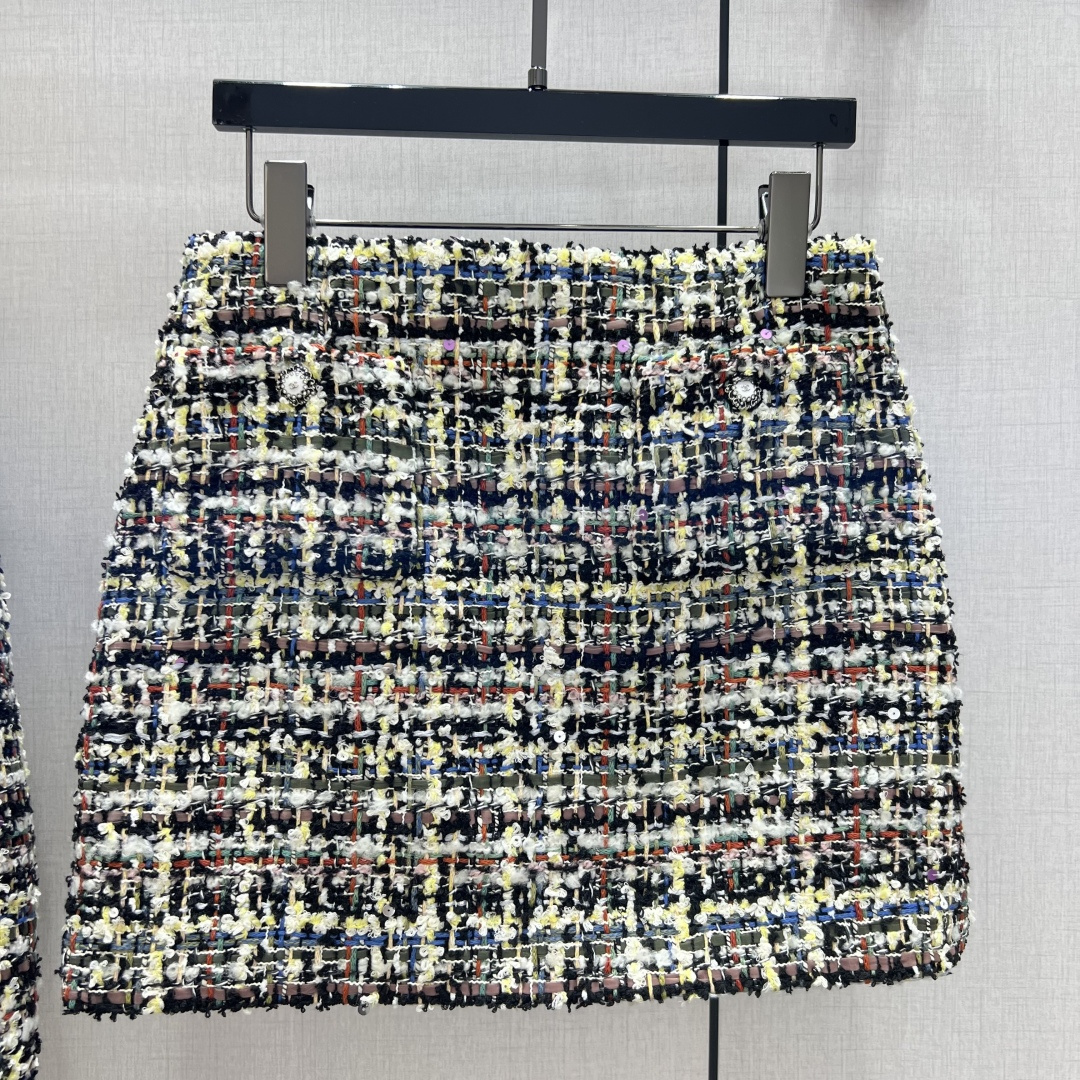 NO:709238,Highly recommended 26 early spring new style stand collar colorful dress jacket woven tweed skirt separate batches  Customized YB imported woolen wool material, high-quality texture, full appearance, stand-up collar skirt suit, mixed color woven tweed texture, navy blue, off-white and red-brown colored threads intertwined to create a low-key sense of luxury, short jacket and high-waisted skirt fashionable combination, neat tailoring to achieve the golden ratio, stand-up collar design is more refined, the complete set is perfectly white and rich, split and match can also unlock a variety of French dressing styles, a perfect high-definition style in the wardrobe. One color  SML code high quality ABC,,skirts,jackets & coats,gold,19860909强烈推荐 26早春新款 立领彩色洋装外套编织粗呢半裙 分开批 定制YB进口粗纺羊毛呢材质,质感高级,品相十足,立领半裙套装,混色编织粗花呢肌理感满满,藏蓝、米白与红棕彩线交织出低调奢华感,短款外套搭配高腰半裙的时髦组合,利落剪裁收出黄金比例,立领设计更添精致,成套穿搭妥妥白富美,拆分搭配也能解锁多种法式穿搭风格,妥妥衣柜里镇场子的高定款.一个色 SML码 高品质ABC,,skirts,jackets & coats,gold,,Women's clothing