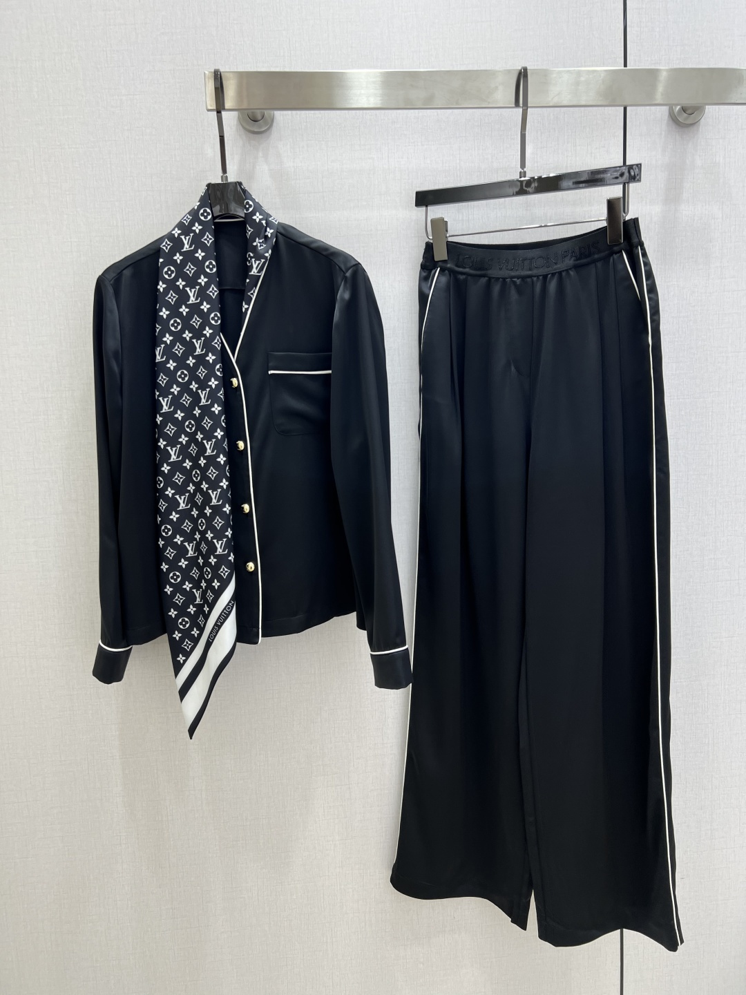 NO:709239,Highly recommended 26 early spring new printed scarf pajamas set  Customized YB imported acetic acid material, skin-friendly and comfortable, not easy to snag, the black silk scarf shirt and trousers suit perfectly combines lazy luxury and high street fashion. The smooth fabric has a high-end luster, and the simple pajama style tailoring is lazy and casual. Paired with a black and white presbyopic silk scarf, it instantly completes the look.  Injecting the iconic brand style. Metal buttons and white side details embellished the whole outfit, making the whole outfit hidden in simplicity with exquisite ingenuity. The wide-leg trousers are designed to hide the flesh and show the length of the legs. Whether it is for leisure at home or fashionable outing, you can easily create a relaxed and high-end atmosphere. One color  SMLXL code high quality ABC,,19860909强烈推荐 26早春新款 印花围巾睡衣套装 定制YB进口醋酸材质,亲肤舒适,不易抽丝,黑色丝巾衬衣长裤套装,将慵懒奢华与高街时尚完美融合.顺滑的面料自带高级光泽感,简约的睡衣风剪裁慵懒又随性,搭配黑白老花丝巾,瞬间为造型注入标志性的品牌格调.金属纽扣与侧边白边细节点缀,让整套穿搭在简约中藏着精致巧思,阔腿长裤的版型藏肉又显腿长,不管是居家休闲还是时髦出街,都能轻松拿捏松弛又高级的穿搭氛围.一个色 SMLXL码 高品质ABC,,,Women's clothing