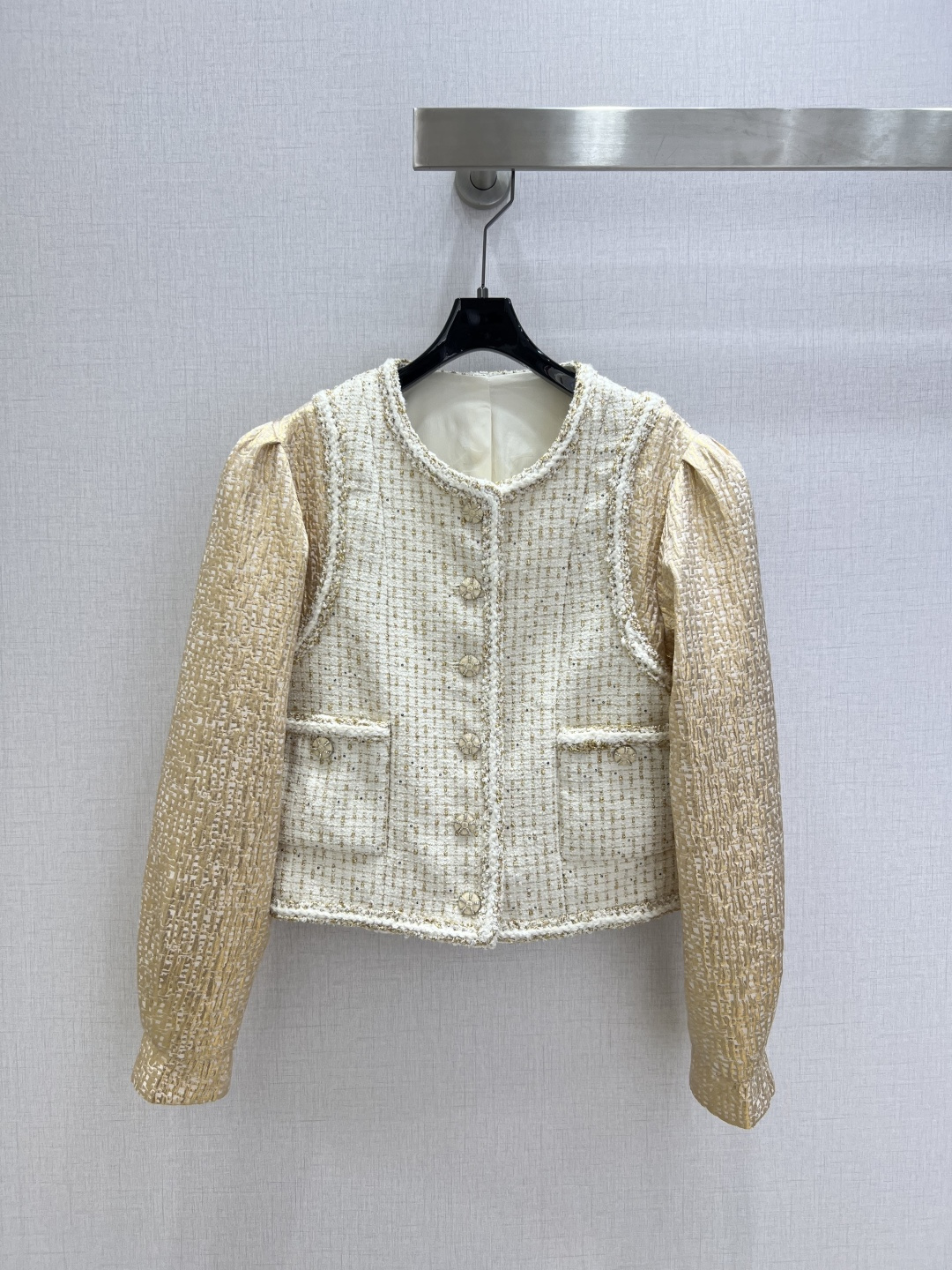 NO:709235,Highly recommended 26 early spring new style bundled edge stitching dress jacket  Customized YB imported slub woolen material, high-end texture, full appearance, fake two-piece dress, exquisite three-dimensional tailoring details, more slim figure, off-white tweed main body with light gold knitted sleeves, contrasting color splicing to create a rich visual effect  , round neck + metal button embellishment, exquisite pocket design adds a little fragrance. The short cut raises the waistline to show the proportions. The combination of different materials is skin-friendly and textured. You can wear it with suspenders or shirts to create an elegant and smart French lady style. One color  SML code high quality ABC,,jackets & coats,shirts,19860909强烈推荐 26早春新款 捆边拼接洋装外套 定制YB进口粗纺羊毛呢材质,质感高级,品相十足,洋装假两件外套,立体裁剪细节精致,更显身姿纤,米白粗花呢主体搭配浅金针织袖身,撞色拼接打造出层次丰富的视觉效果,圆领+金属纽扣点缀,精致的口袋设计更添小香风韵味.短款剪裁拉高腰线超显比例,不同材质结合碰撞,亲肤又有质感,搭吊带、衬衫都能穿出优雅又灵动的法式名媛风.一个色 SML码 高品质ABC,,jackets & coats,shirts,,Women's clothing