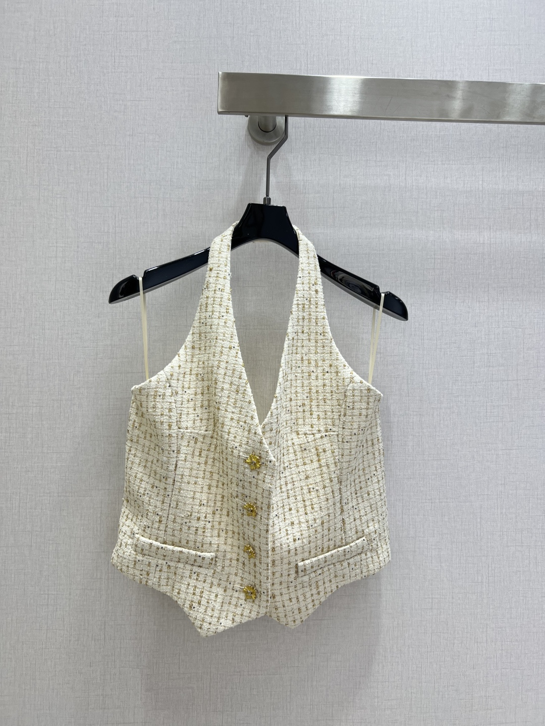 NO:709246,Highly recommended 26 early spring new style woven halter top, customized YB imported woolen material, with obvious texture and high quality, tweed halter style, so beautiful that it is speechless!  The off-white mixed gold thread tweed has a delicate texture, with a low-key and luxurious luster, and the gold buttons embellish the placket to add a sense of sophistication. The V-neck halter cut neatly outlines the shoulder and neck lines, the waisted short version cleverly raises the waistline, and the irregular design of the hem adds ingenious details. Pair it with a high-waisted skirt or wide-leg pants, and you can easily wear an elegant yet sexy French lady style. One color SML code High-quality ABC,,skirts,19860909强烈推荐 26早春新款 编织挂脖背心上衣 定制YB进口粗纺羊毛呢材质,肌理明显,质感上乘,粗花呢挂脖背心版型,美到失语！米白混金线粗花呢编织出细腻肌理,自带低调奢华的光泽感,金色纽扣点缀门襟精致感拉满.V领挂脖剪裁利落勾勒肩颈线条,收腰短款版型巧妙拉高腰线,下摆不规则设计更添细节巧思,搭高腰半裙或阔腿裤,轻松穿出优雅又不失性感的法式名媛腔调.一个色 SML码 高品质ABC,,skirts,,Women's clothing