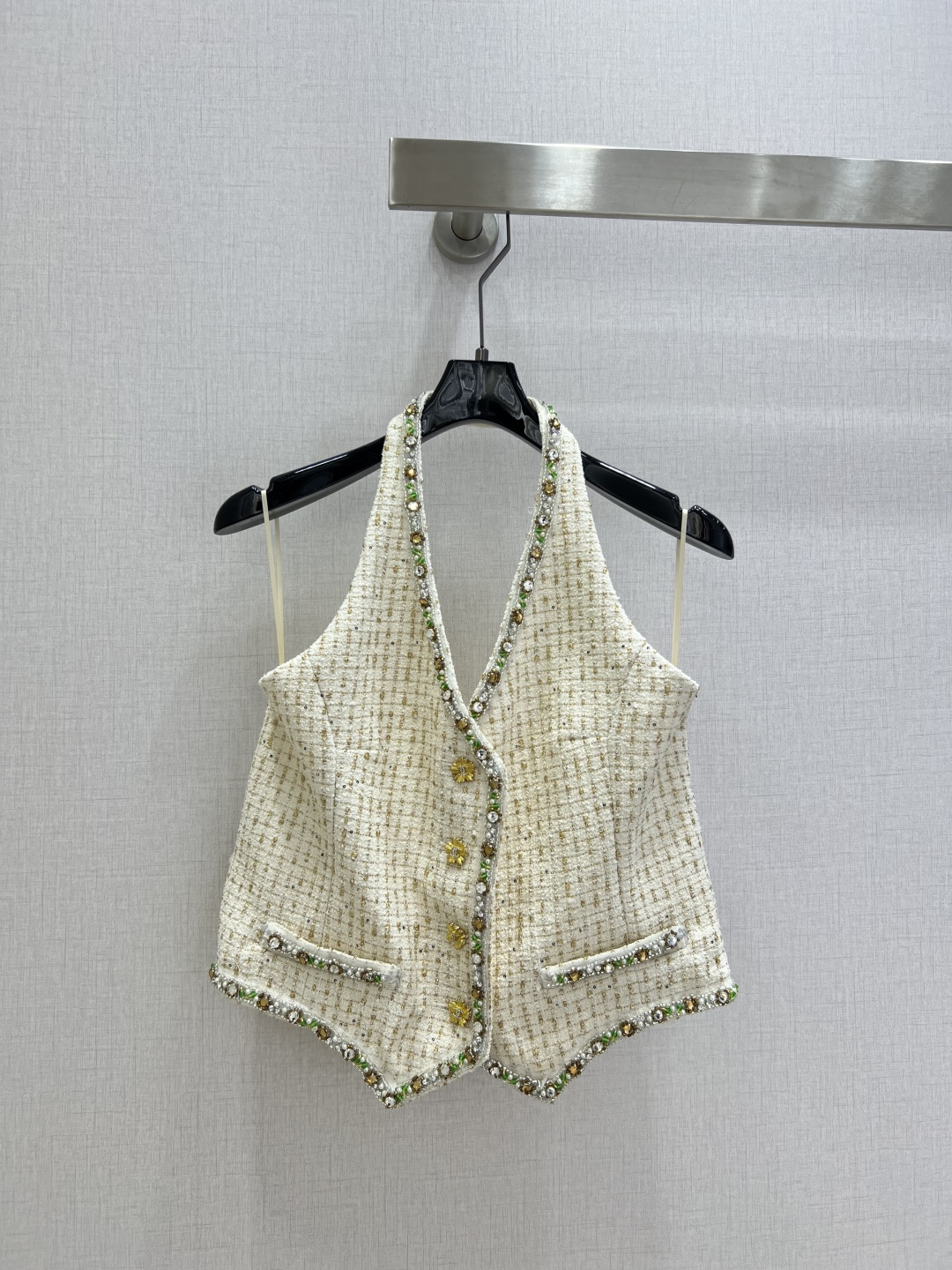 NO:709231,Highly recommended for the early spring of 26, the new colored diamond-trimmed halterneck vest top is made of custom-made YB imported woolen woolen material, with obvious texture and high quality. The tweed halterneck vest style is so beautiful that it is speechless!  Off-white woven tweed has a high-end texture, and the edges are inlaid with colored diamonds for blingbling, which is super eye-catching. The V-neck halter design outlines the delicate shoulder and neck lines, and the waist-cinching short version raises the waistline to show the proportion. It can be worn with high-waisted skirts and wide-leg pants to create an elegant and sexy style. It is a perfect finishing touch to the style. One color SML code High-quality ABC,,skirts,19860909强烈推荐 26早春新款 彩钻捆边挂脖背心上衣 定制YB进口羊毛毛呢材质,肌理明显,质感上乘,粗花呢挂脖背心版型,美到失语！米白编织粗花呢自带高级肌理,边缘彩钻镶嵌blingbling超吸睛,V领挂脖设计勾勒精致肩颈线,收腰短款版型拉高腰线超显比例,搭高腰半裙、阔腿裤都能穿出优雅又性感的小香风,妥妥的造型点睛利器.一个色 SML码 高品质ABC,,skirts,,Women's clothing