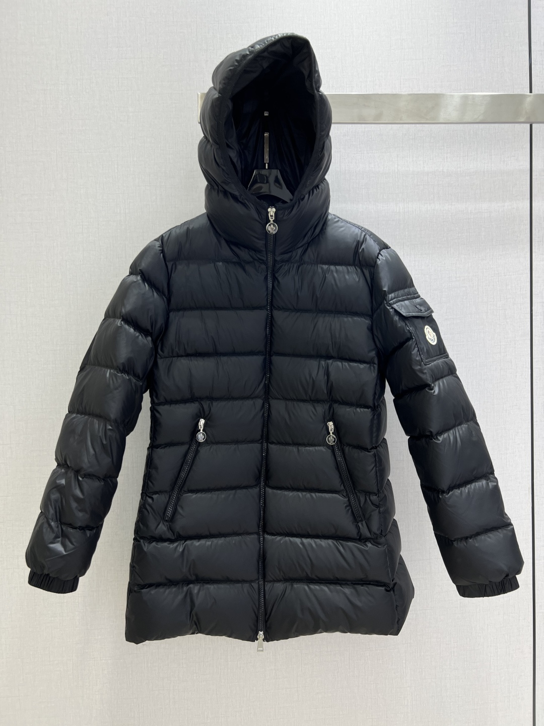 NO:709971,Comes with a dust bag. Highly recommended. 26 early spring new style. Hooded mid-length down jacket. Customized YB imported windproof and waterproof nylon material. White goose down filled lining. The whole piece is light and warm.  Simple and fashionable medium-length glossy down jacket with hooded collar. The off-white model is gentle and elegant. The black model is classic and unobtrusive. The glossy fabric breaks the rules and shows more texture. The three-dimensional quilting process makes the volume fuller, keeping warm without being bulky. The side zipper pockets and armband details show the brand's ingenuity. Whether it is worn with a sweater or a sweater, you can easily wear it with a light and luxurious atmosphere. Two colors, size 1234  High quality A,,hoodie,sweatshirts,jackets & coats,down jacket,hats,19860909配防尘袋强烈推荐 26早春新款 连帽中长款羽绒外套 定制YB进口防风防水尼龙材质 白鹅绒填充内里 整件轻盈保暖 连帽领简约时尚中长款亮面羽绒外套,米白款温柔又气质,黑色款经典不挑人,亮面面料打破常规,更显质感,立体绗缝工艺让蓬松度拉满,保暖又不臃肿,侧边拉链口袋与臂章细节尽显品牌巧思,不管是搭卫衣还是针织衫,都能轻松穿出轻奢氛围感 两个色 1234码 高品质A,,hoodie,sweatshirts,jackets & coats,down jacket,hats,,Women's clothing