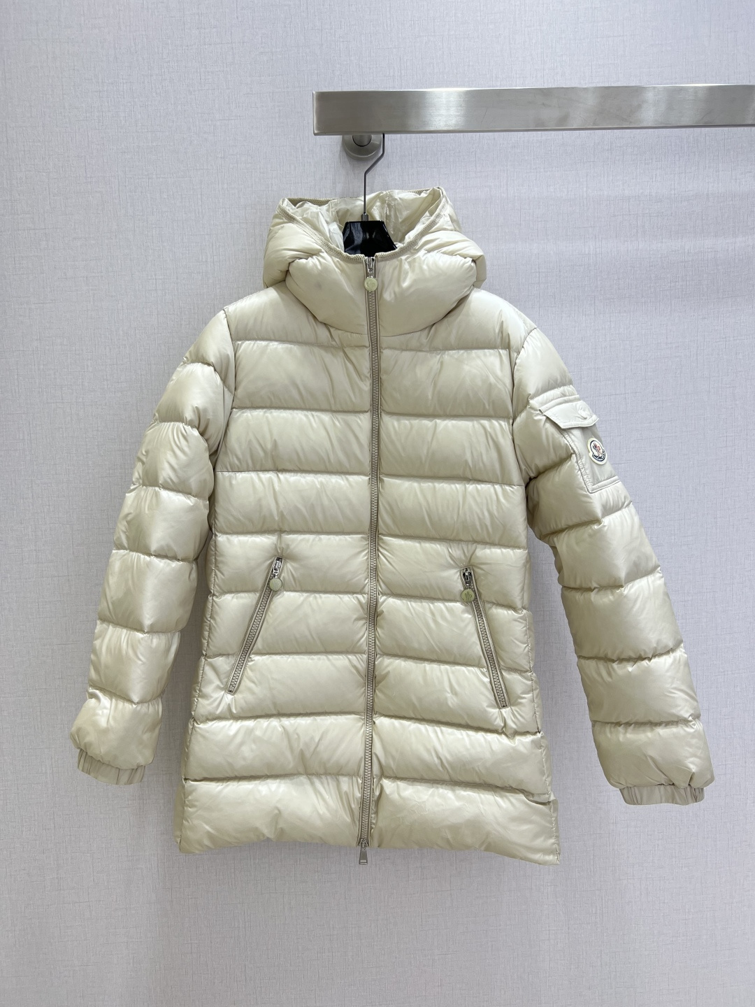 NO:709967,Comes with a dust bag. Highly recommended. 26 early spring new style. Hooded mid-length down jacket. Customized YB imported windproof and waterproof nylon material. White goose down filled lining. The whole piece is light and warm.  Simple and fashionable medium-length glossy down jacket with hooded collar. The off-white model is gentle and elegant. The black model is classic and unobtrusive. The glossy fabric breaks the rules and shows more texture. The three-dimensional quilting process makes the volume fuller, keeping warm without being bulky. The side zipper pockets and armband details show the brand's ingenuity. Whether it is worn with a sweater or a sweater, you can easily wear it with a light and luxurious atmosphere. Two colors, size 1234  High quality A,,hoodie,sweatshirts,jackets & coats,down jacket,hats,19860909配防尘袋强烈推荐 26早春新款 连帽中长款羽绒外套 定制YB进口防风防水尼龙材质 白鹅绒填充内里 整件轻盈保暖 连帽领简约时尚中长款亮面羽绒外套,米白款温柔又气质,黑色款经典不挑人,亮面面料打破常规,更显质感,立体绗缝工艺让蓬松度拉满,保暖又不臃肿,侧边拉链口袋与臂章细节尽显品牌巧思,不管是搭卫衣还是针织衫,都能轻松穿出轻奢氛围感 两个色 1234码 高品质A,,hoodie,sweatshirts,jackets & coats,down jacket,hats,,Women's clothing