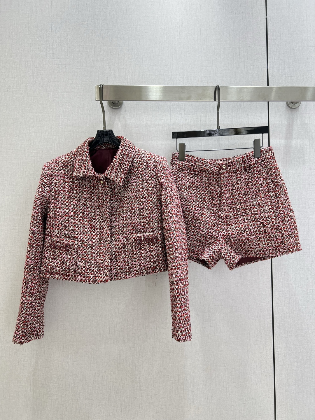 NO:709973,Highly recommended for the early spring of 26, the new style of berry red blended tweed suit. The short lapel jacket is neatly cut and matched with A-line trousers to modify the hips and crotch. It raises the waistline to show the proportion. Double G metal buckle. The fabric is made of 20 wool blended flower yarn slubbing process. It retains the iconic grain texture of tweed. The stiff version is not soft and collapses. Wear it as a set with a retro accent. Knitted sweater and straight pants can also be worn for a sense of sophistication. One color SMLXL code  High quality ABC,,jackets & coats,19860909强烈推荐 26早春新款 莓红混纺粗花呢套装 短款翻领外套剪裁利落搭配A字裤型修饰臀胯超藏肉 拉高腰线显比例 双G金属扣 面料采用20羊毛混纺花纱粗纺工艺 保留粗花呢标志性的颗粒质感 挺括版型不软塌 成套穿复古腔调拉满 单搭针织衫 直筒裤也能穿出精致感 一个色 SMLXL码 高品质ABC,,jackets & coats,,Women's clothing