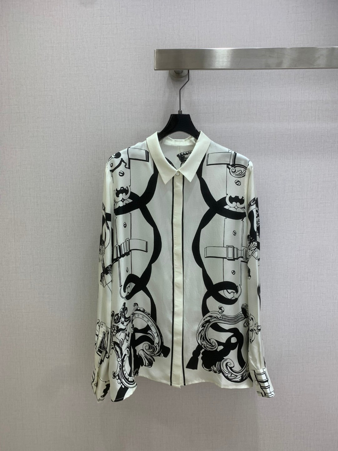 NO:713429,Highly recommended 26 early spring new chain-link printed silk shirt. The texture of silk twill is great!  The loose fit with small lapels is casual and elegant. The perfect color matching and full positioning print are super high-end. The fit is not flattering and makes your upper body look slimmer!  Perfect workmanship depends on the details. One color, size 36384042, high quality ABC, shirts, real silk,19860909强烈推荐 26早春新款 链环印花真丝衬衫 真丝斜纹绸质感超赞！气质小翻领宽松版型随性大方.绝美配色全定位印花超高级.版型不挑人上身超显瘦！完美做工品质看细节 一个色 36384042码 高品质ABC,,shirts,real silk,,Women's clothing