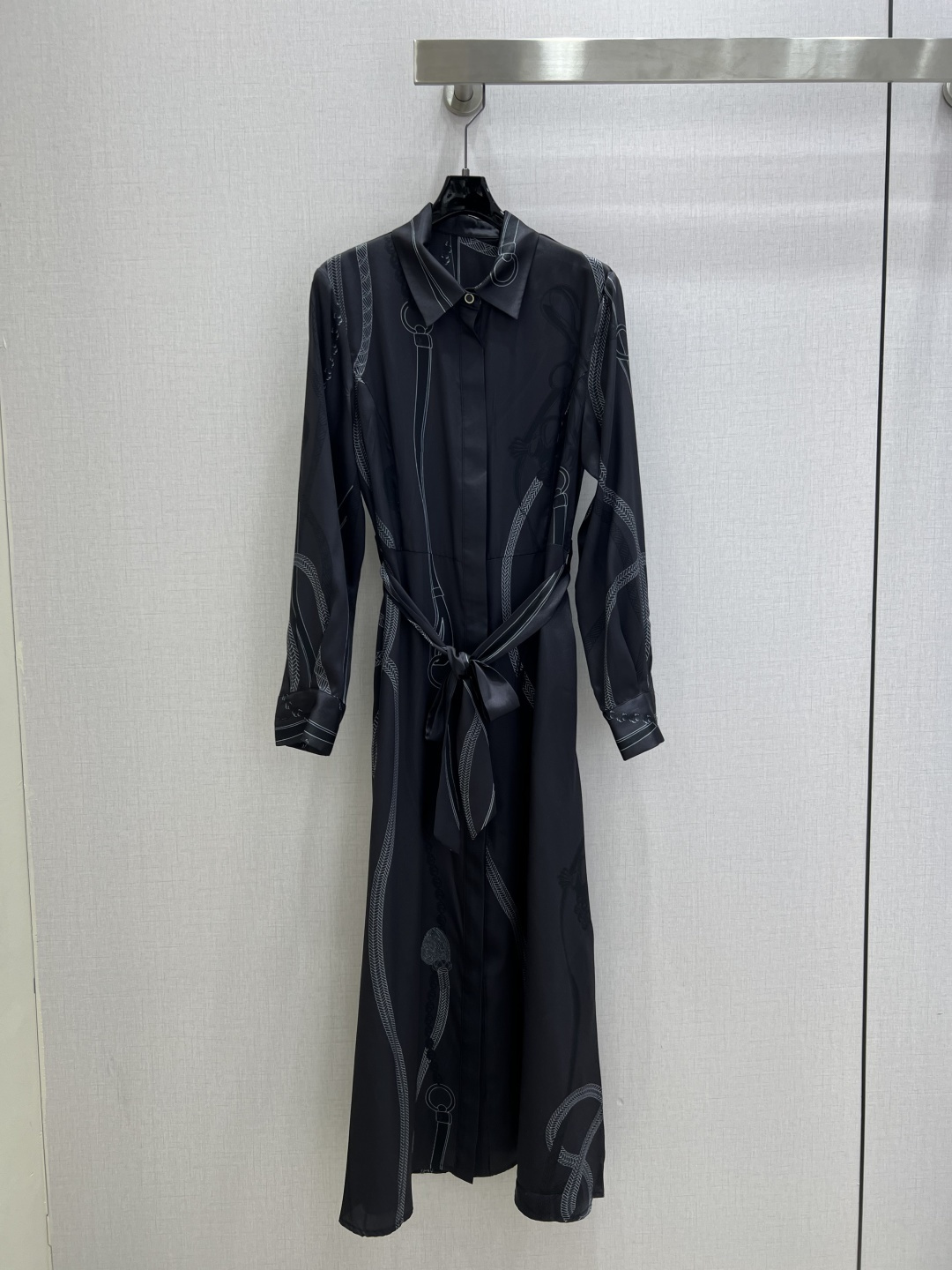 NO:716406,Highly recommended 26 early spring new silk printed long shirt dress, silk material, classic shirt-style design, neat tailoring, full of elegance. High-quality fabrics, drape and comfort, easy to control in daily or formal occasions. Belt of the same color at the waist, modify the figure, and improve the layering!  The print on the skirt is low-key and artistic. Pair it with high heels or boots to easily create a high-end look in one color. SMLXL code. High quality AB, boots, high heels, skirts, shirts, real silk,19860909强烈推荐 26早春新款 真丝印花长款衬衫连衣裙,真丝材质,经典衬衫式设计,剪裁利落,优雅气质满分.高品质面料,垂坠感和舒适度兼具,日常或正式场合都能轻松驾驭.腰部同色系腰带,修饰身形,层次感UP！裙身印花低调又有艺术气息 搭配高跟鞋或靴子,轻松打造高级感穿搭一个色 SMLXL码 高品质AB,,boots,high heels,skirts,shirts,real silk,,Women's clothing