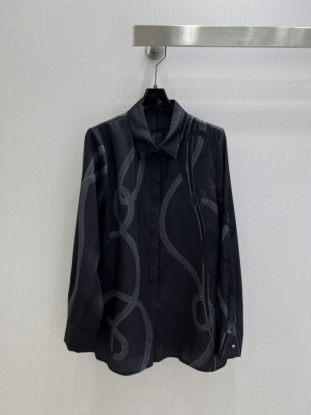 NO:716403,Highly recommended 26 early spring new silk printed shirt. Real silk material, smooth to touch, perfect drape. The main color is black with rope printing, low-key and detailed. The cuffs and collar design are simple and elegant, which can be easily used in business or formal occasions. The silk material is breathable and comfortable. One color SMLXL code. High quality ABC, shirts, real silk,19860909强烈推荐 26早春新款 真丝印花衬衫 真丝材质,触感柔滑,垂坠感满分.黑色主调搭配绳索印花,低调又有细节感,袖口和领口设计简约大方,商务或正式场合都能轻松驾驭.真丝材质透气舒适 一个色 SMLXL码 高品质ABC,,shirts,real silk,,Women's clothing