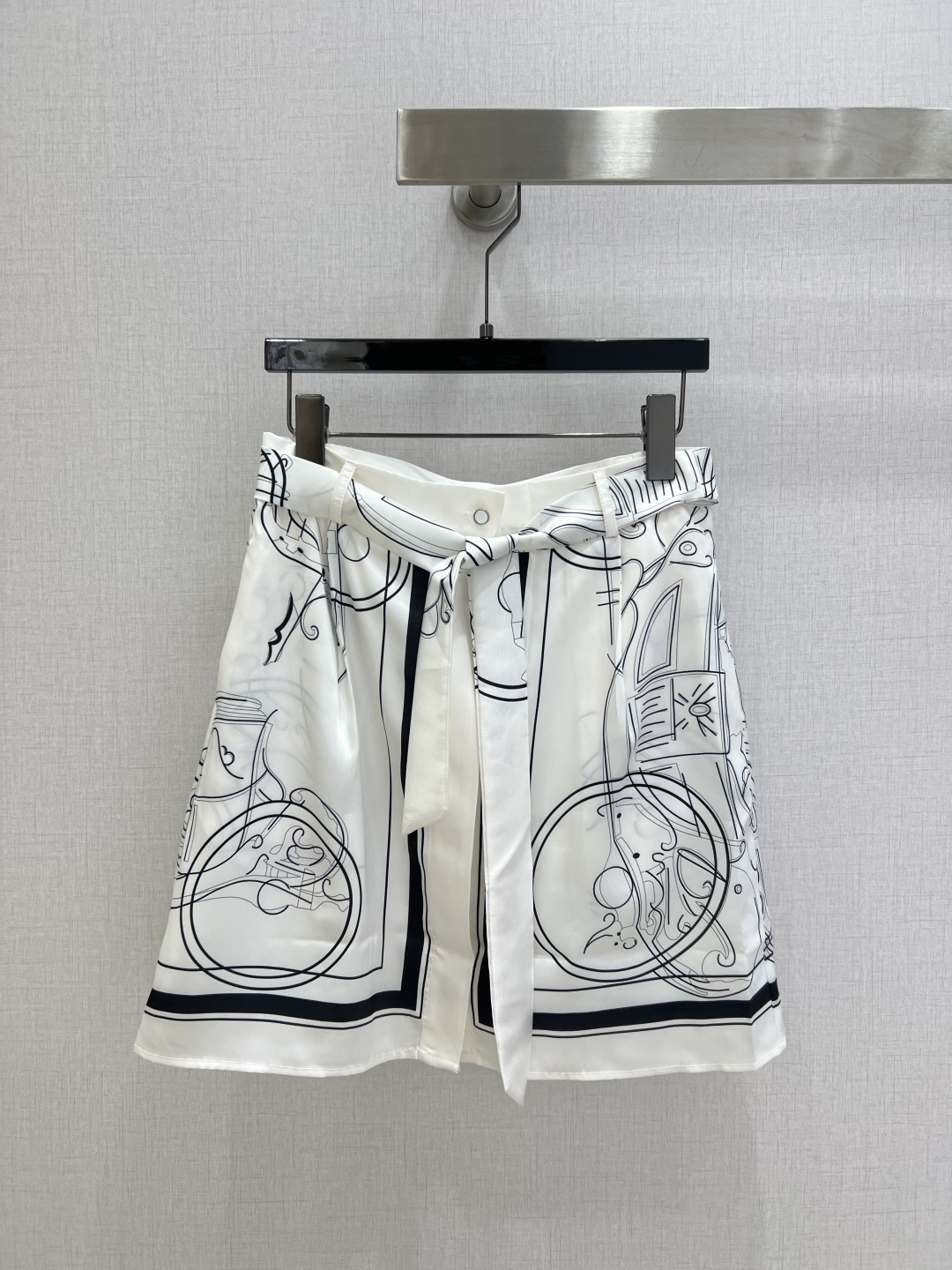 NO:716392,Highly recommended 26 early spring new silk printed skirt, silk material, smooth and light touch, black and white line printing is super artistic. A-line umbrella skirt + belt design, modified waistline, elegant and playful, looks great with shirts, sweaters or coats of the same series, easy to switch between multiple styles, can be easily controlled in daily or formal occasions. One color SMLXL code, high quality ABC, skirts, sweaters, shirts, real silk,19860909强烈推荐 26早春新款 真丝印花半裙,真丝材质,触感柔滑轻盈,黑白线条印花超有艺术感.A字伞裙+腰带设计,修饰腰线,优雅又俏皮,搭配同系列衬衫,毛衣或大衣都很出彩,轻松切换多种风格,日常或正式场合都能轻松驾驭 一个色 SMLXL码 高品质ABC,,skirts,sweaters,shirts,real silk,,Women's clothing