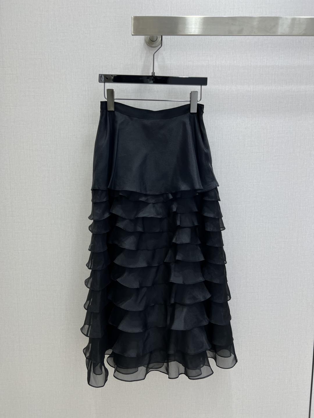 NO:716390,Highly recommended for the early spring of 26. The tulle cake long skirt is light and elegant. The layered ruffle design is super three-dimensional. The high-waist tailoring optimizes body proportions. It is elegant whether paired with a suit or a sweater. It can be easily managed in commuting or formal occasions. The fabric is soft and breathable. It is comfortable to wear and has a sense of luxury. It is a must-have popular item this season. Two colors SMLXL code, high quality AB,,skirts,19860909强烈推荐 26早春新款 薄纱蛋糕长半裙 轻盈飘逸 层叠荷叶边设计超有立体感 高腰剪裁优化身材比例 无论搭配西服还是针织衫都很优雅 通勤或正式场合都能轻松驾驭 面料柔软透气 穿着舒适又有高级感 是本季必入热门单品 两个色 SMLXL码 高品质AB,,skirts,,Women's clothing