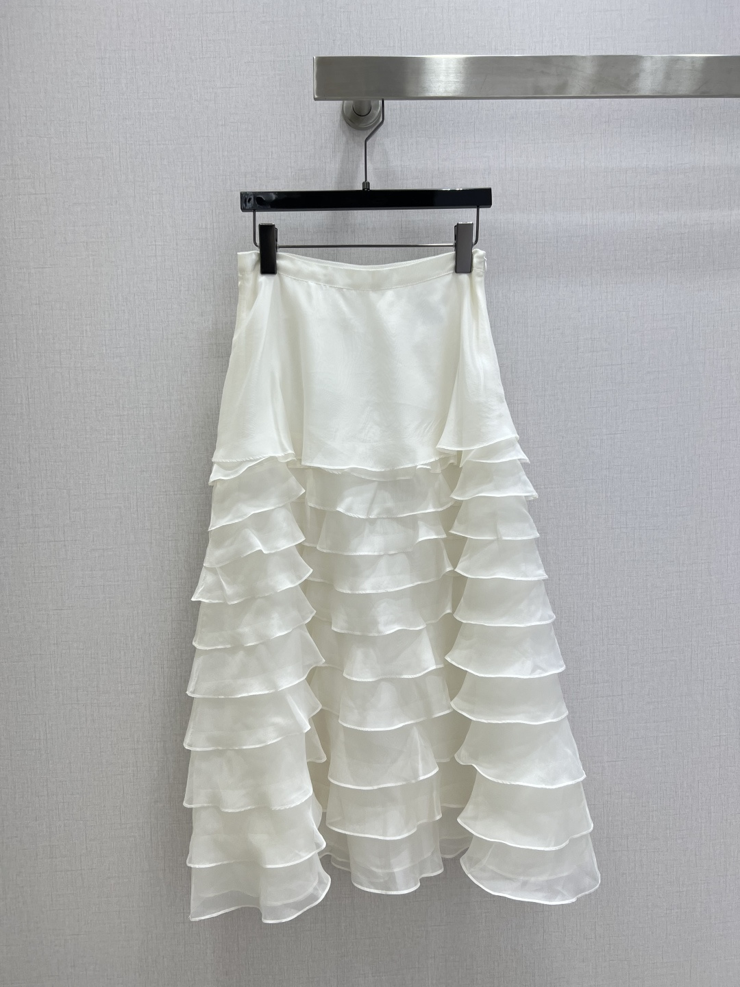 NO:716386,Highly recommended for the early spring of 26. The tulle cake long skirt is light and elegant. The layered ruffle design is super three-dimensional. The high-waist tailoring optimizes body proportions. It is elegant whether paired with a suit or a sweater. It can be easily managed in commuting or formal occasions. The fabric is soft and breathable. It is comfortable to wear and has a sense of luxury. It is a must-have popular item this season. Two colors SMLXL code. High-quality ABC,,skirts,19860909强烈推荐 26早春新款 薄纱蛋糕长半裙 轻盈飘逸 层叠荷叶边设计超有立体感 高腰剪裁优化身材比例 无论搭配西服还是针织衫都很优雅 通勤或正式场合都能轻松驾驭 面料柔软透气 穿着舒适又有高级感 是本季必入热门单品 两个色 SMLXL码 高品质ABC,,skirts,,Women's clothing