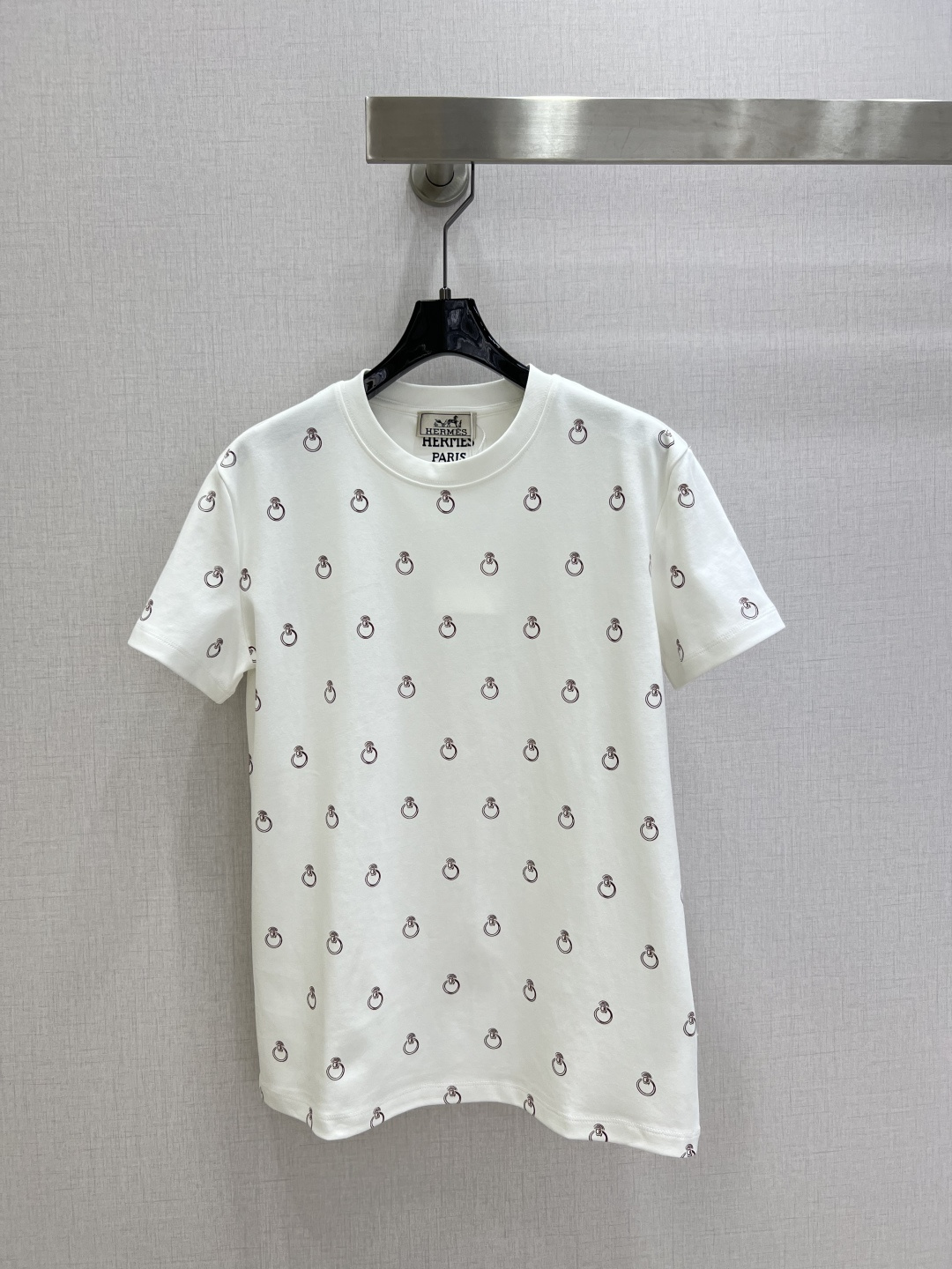 NO:716409,Highly recommended for early spring 26, the new ring-printed short-sleeved T-shirt is simple and recognizable. It is made of high-quality cotton and is comfortable and breathable. The straight shoulder design modifies the shoulder lines. It can be easily worn in daily life or light formal occasions. It is OK with jeans and skirts, and you can easily get the French casual style!  Two colors SML code, high quality ABC,,skirts,jeans,T-shirt,tees,t-shirt,ring,19860909强烈推荐 26早春新款 戒指印花短袖T恤 简约又有辨识度 高品质棉料,穿着舒适透气,正肩设计修饰肩部线条,日常或轻正式场合都能轻松驾驭.搭配牛仔裤、半裙都很OK,轻松get法式休闲风！两个色 SML码 高品质ABC,,skirts,jeans,T-shirt,tees，t-shirt,ring,,Women's clothing