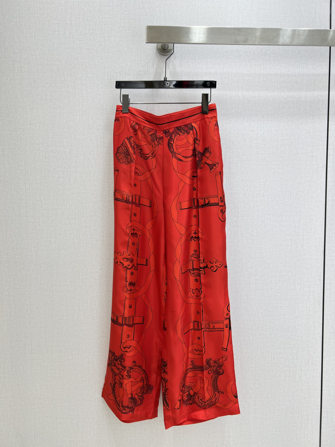 NO:717400,Highly recommended 26 early spring new chain link positioning printed silk wide-leg trousers!  The texture of silk twill is amazing!  The elegant toothpick-line pleated straight-leg pants are casual and elegant. The beautiful color matching and full-position printing are super high-end. The elastic design of the back waist is not flattering and makes the upper body slimmer!  Perfect workmanship depends on the details. One color, SMLXL code, high quality ABC, real silk,19860909强烈推荐 26早春新款 链环定位印花真丝阔腿长裤！真丝斜纹绸质感超赞！气质牙签线压褶直筒裤型随性大方.绝美配色全定位印花超高级.后腰松紧设计版型不挑人上身超显瘦！完美做工品质看细节 一个色 SMLXL码 高品质ABC,,real silk,,Women's clothing