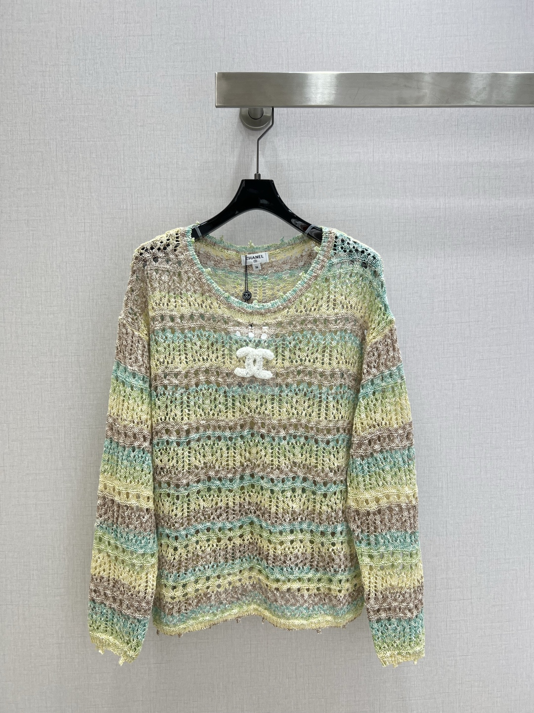 NO:731409,Highly recommended 26 early spring new model. Gradient striped hollow knitted top. The double C embroidery on the chest is low-key and exquisite. It is based on light rice and has gradient stripes of haze blue and oatmeal brown. The hollow weaving method allows the wind to pass through gently. The double C embroidery on the chest is low-key and exquisite. The pink and apricot gradient style is more girlish when paired with jeans. The pink and waxy color is like wearing cherry blossoms on the body. The soft fufu mohair comes with a soft light filter.  The loose fit is friendly to all body types. It looks good when worn alone with suspenders and layered. Two colors. SML code. High quality ABC, jeans,19860909强烈推荐 26早春新款 渐变条纹镂空针织上衣 胸口的双C刺绣低调精致 以浅米为底 揉进雾霾蓝与燕麦棕的渐变条纹 镂空织法让风都能温柔穿过 胸口的双C刺绣低调精致,搭牛仔裤就粉杏渐变款更显少女感 粉糯色调像把樱花穿在身上 软fufu的马海毛自带柔光滤镜 宽松版型对各种身材都很友好 单穿配吊带叠穿都好看 两个色 SML码 高品质ABC,,jeans,,Women's clothing