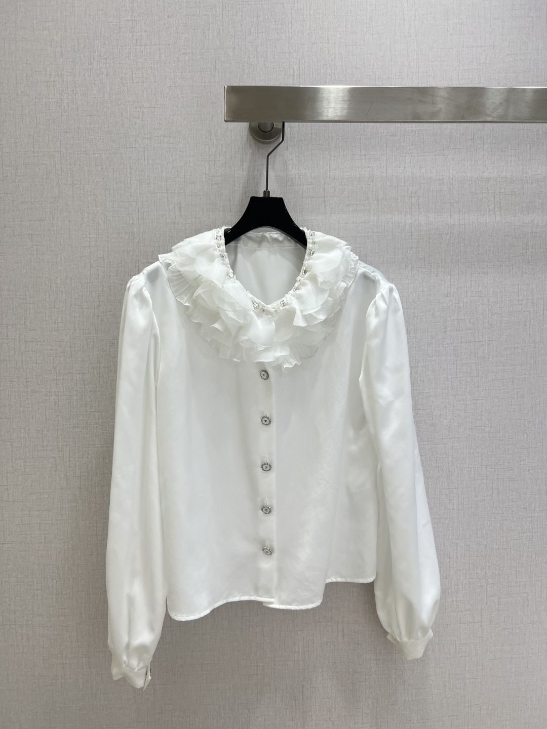 NO:731403,Highly recommended for the early spring of 26, the ruffled long-sleeved shirt is a balance of minimalism and femininity. This white shirt has the warm texture of satin. The three-dimensional layered collar falls lightly on the neck like a cloud. The micro-profile tailoring is tolerant and comfortable. The lantern sleeves have soft pleats at the wrists, adding flowing rhythm to the overall look. No complicated decoration is required, just pure white and delicate texture to complete the sense of relaxation and luxury. Wear it alone or layered with its own soft light filter.  One color SML code high quality ABC, shirts,19860909强烈推荐 26早春新款 荷叶边长袖衬衫 在极简与柔美的平衡中 这件白衬衫以缎面的温润质感 立体层叠的领圈如云朵轻落颈间 微廓形剪裁包容自在 灯笼袖在腕间收出柔和褶皱 为整体造型增添流动韵律 无需繁复装饰仅以纯粹的白与细腻的肌理 便将松弛高级感拉满 单穿或叠穿都自带柔光滤镜 一个色 SML码 高品质ABC,,shirts,,Women's clothing