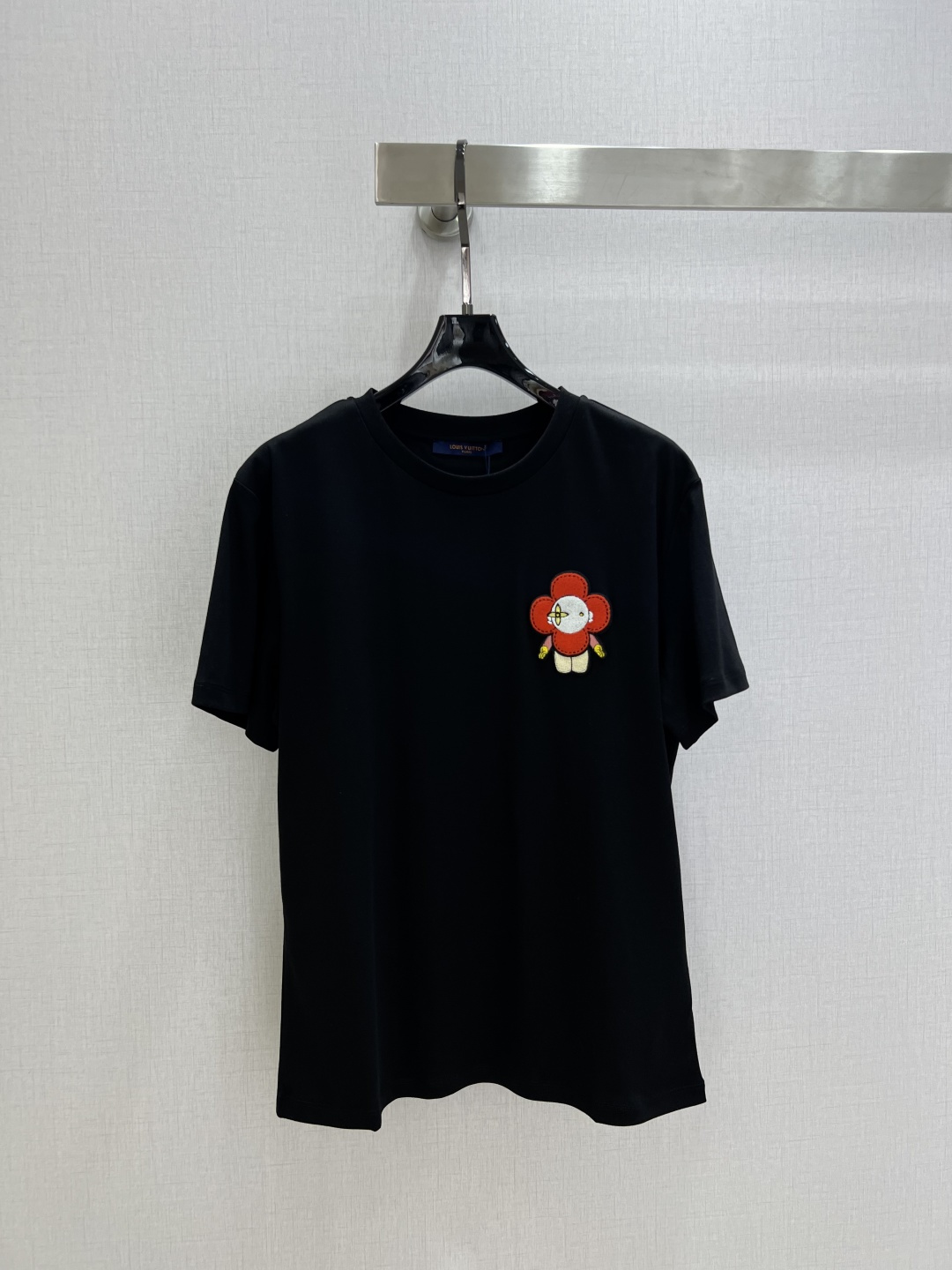 NO:731563,Highly recommended 26 early spring new flower embroidered short-sleeved T-shirt. It is very dense and feels great. It is a really hard-working one!  !  Perfect details, regular fit!  The upper body is not picky at all, is simple and generous, and instantly enhances your temperament. Popular recommendation, two colors SML code, high quality ABC, T-shirt, tees, t-shirt,19860909强烈推荐 26早春新款 花朵刺绣短袖T恤 密度很高手感超好 真的费劲心血的一款！！细节完美 常规版型！上身完全不挑人简单大方,瞬间提升气质 爆款推荐,两个色 SML码 高品质ABC,,T-shirt,tees，t-shirt,,Women's clothing