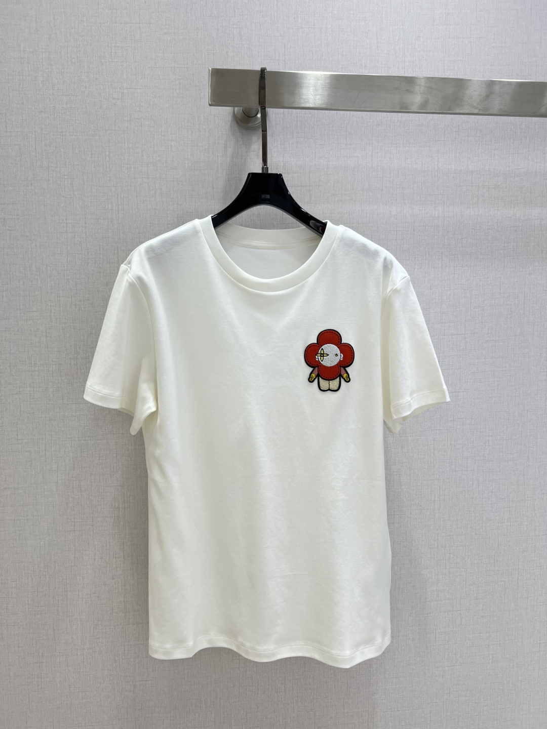 NO:731555,Highly recommended 26 early spring new flower embroidered short-sleeved T-shirt. It is very dense and feels great. It is a really hard-working one!  !  Perfect details, regular fit!  The upper body is not picky at all, is simple and generous, and instantly enhances your temperament. Popular recommendation, two colors SML code, high quality ABC, T-shirt, tees, t-shirt,19860909强烈推荐 26早春新款 花朵刺绣短袖T恤 密度很高手感超好 真的费劲心血的一款！！细节完美 常规版型！上身完全不挑人简单大方,瞬间提升气质 爆款推荐,两个色 SML码 高品质ABC,,T-shirt,tees，t-shirt,,Women's clothing