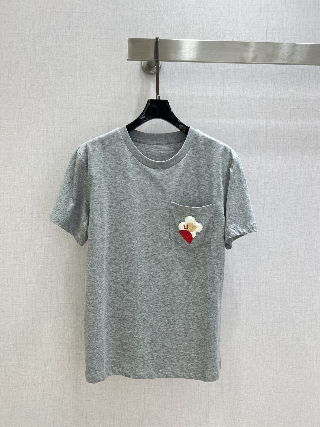 NO:731551,Highly recommended 26 early spring new flower patch pocket short-sleeved T-shirt. It is very dense and feels great. It is a really hard-working one!  !  Perfect details, regular fit!  The upper body is not picky at all, it is simple and generous, and it instantly improves your temperament. Popular recommendation, one color SML code, high quality ABC, T-shirt, tees, t-shirt,19860909强烈推荐 26早春新款 花朵贴布口袋短袖T恤 密度很高手感超好 真的费劲心血的一款！！细节完美 常规版型！上身完全不挑人简单大方,瞬间提升气质 爆款推荐,一个色 SML码 高品质ABC,,T-shirt,tees，t-shirt,,Women's clothing