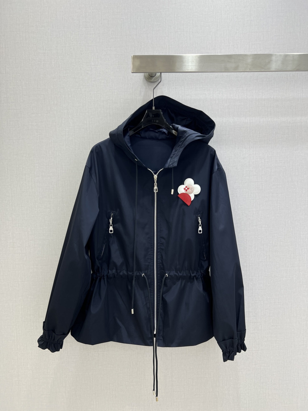 NO:731571,Highly recommended for early spring 26, the hooded zippered waist jacket combines the collision design of work clothes and sun protection clothing. Light and thin fabrics. Special materials have a sense of texture. Every small detail is paid great attention to. Just the right sense of high-end. Three-dimensional tailoring makes the upper body of the garment more refined and western. Customized hardware buckles are molded. The real thing is amazing!  One color SMLXL code High quality ABC,,jackets & coats,hats,19860909强烈推荐 26早春新款 连帽拉链收腰外套 结合工装与防晒衣的碰撞设计 轻薄面料 特殊材质有肌理感 每个小细节都非常注重 恰到好处的高级感 立体剪裁 让成衣上身更为精致洋气 开模定制五金扣 实物太赞啦！一个色 SMLXL码 高品质ABC,,jackets & coats,hats,,Women's clothing