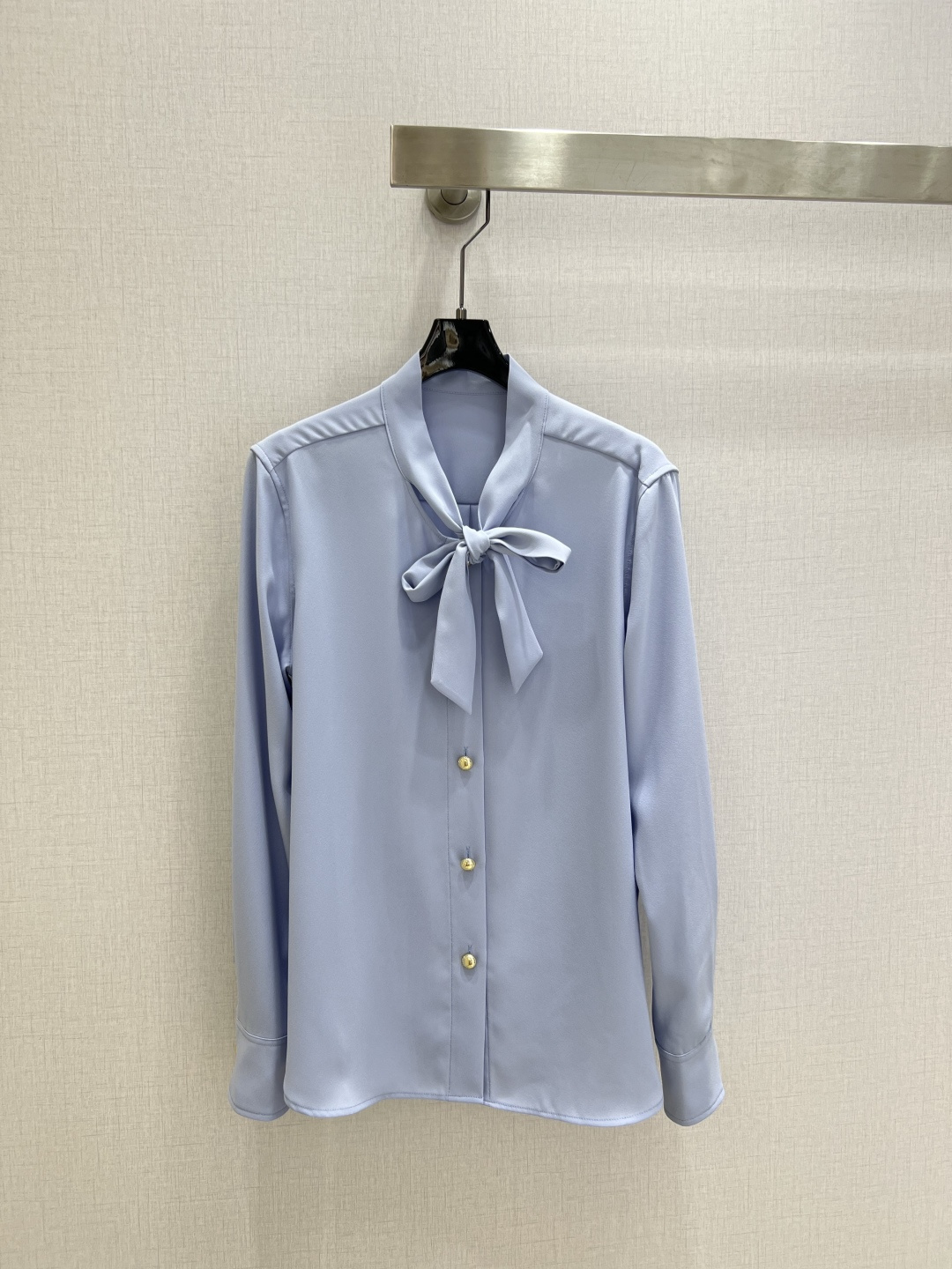 NO:731578,Highly recommended 26 early spring new silk scarf tied long-sleeved shirt, skin-friendly and breathable, super comfortable to wear!  Loose fit, simple and elegant, perfect details, can be easily used in commuting and formal occasions, looks great with skirts or cigarette pants, full of French romantic atmosphere. One color, SMLXL code, high quality ABC, skirts, shirts,19860909强烈推荐 26早春新款 丝巾系带长袖衬衫,亲肤透气,穿着超舒适！宽松版型,简约优雅,细节满分,通勤、正式场合都能轻松驾驭,搭配半裙或烟管裤都很出彩,法式浪漫氛围感拉满 一个色 SMLXL码 高品质ABC,,skirts,shirts,,Women's clothing