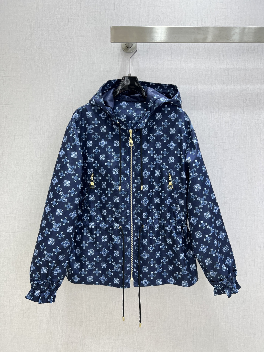 NO:731603,Highly recommended 26 early spring new style hooded presbyopia zipper drawstring jacket. The collision design combines work clothes and sun protection clothing. Light and thin fabrics. Special materials have a sense of texture. Every small detail is paid great attention to. Just the right sense of high-end. Three-dimensional tailoring makes the upper body of the garment more refined and western. Customized hardware buckles are molded. The real thing is amazing!  One color SMLXL code High quality ABC,,jackets & coats,hats,19860909强烈推荐 26早春新款 连帽老花拉链抽绳外套 结合工装与防晒衣的碰撞设计 轻薄面料 特殊材质有肌理感 每个小细节都非常注重 恰到好处的高级感 立体剪裁 让成衣上身更为精致洋气 开模定制五金扣 实物太赞啦！一个色 SMLXL码 高品质ABC,,jackets & coats,hats,,Women's clothing