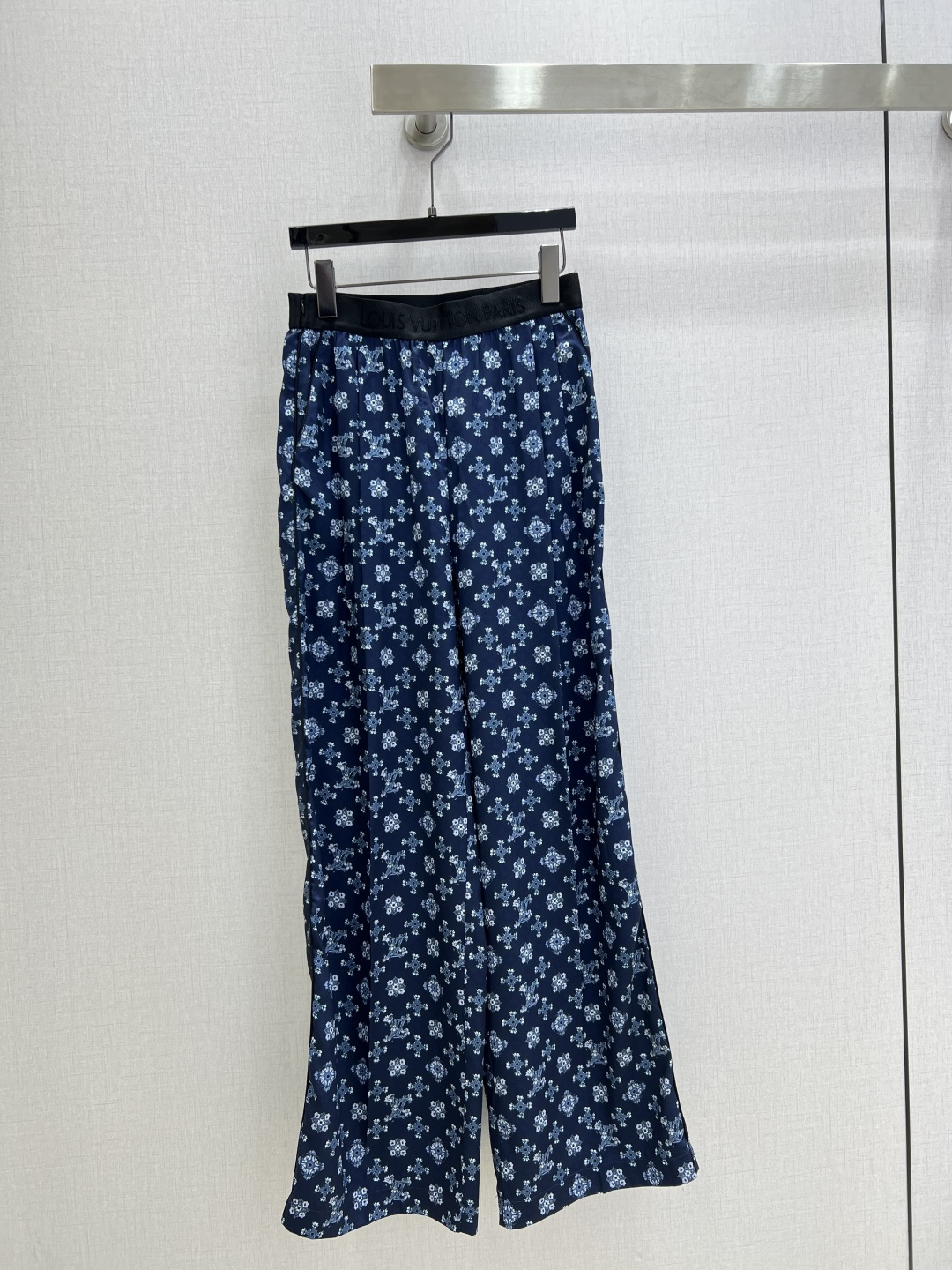 NO:731591,Highly recommended for the early spring of 26. Presbyopic splicing wide-leg trousers. Permeable printing. The upper body is full of fashion and high-end. The giant pull style has its own aura. Ultra-light fabric. The texture is very nice. Fashionable and advanced. The color is super positive. The upper body is white and slim. The classic series with its own beauty. Walking with wind, the upper body is full of aura. The length is just right. One color, SMLXL code, high quality ABC,,19860909强烈推荐 26早春新款 老花拼接阔腿长裤 渗透印花 上身就是满满的时髦高级感 巨拉风 自带气场 超轻薄面料 质感很奈斯 时髦又高级 颜色超级正 上身显白又显瘦 自带美感的经典系列 走路都带风上身气场全开 长度恰到好处 一个色 SMLXL码 高品质ABC,,,Women's clothing