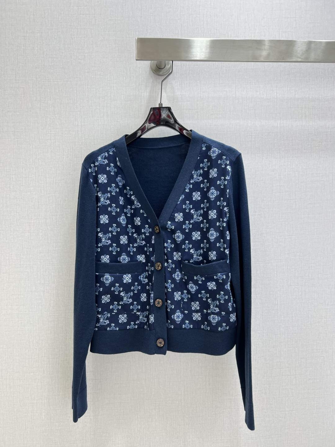 NO:731580,Highly recommended 26 early spring new style presbyopic patchwork cardigan jacket. The patchwork fabric is visually stunning. The fine thread knitting has a special texture. It is a classic age-reducing item!  Falling in love at first sight, it looks great and goes well with the product. It is a perfect item that Bai Fumei must buy. The texture is great and the workmanship is perfect!  One color SMLXL code High quality ABC, jackets & coats,19860909强烈推荐 26早春新款 老花拼接开衫外套 拼接面料 视觉很赞 细线针织特别有质感 经典减龄单品！一眼爱上 好好看 特别好搭配 白富美必收的完美单品.质感超赞 完美做工品质！一个色 SMLXL码 高品质ABC,,jackets & coats,,Women's clothing