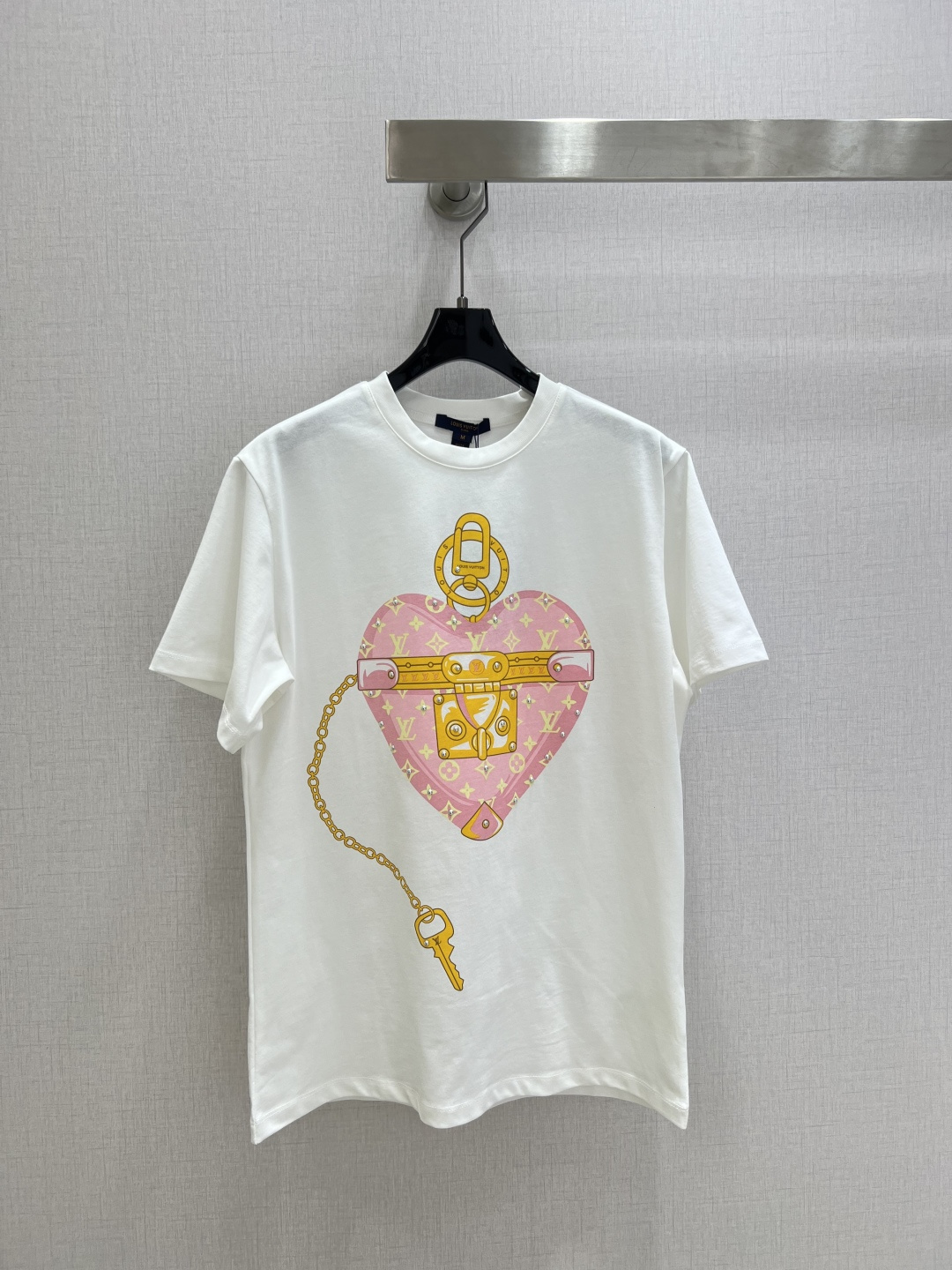 NO:731543,Highly recommended for the early spring of 26, the new love chain printed short-sleeved T-shirt has a pink love + gold chain key print on the front. The Monogram presbyopia element is super recognizable and the loose version is comfortable and breathable to wear. It can be easily controlled in daily casual or street style. The printing process is exquisite, the color is full, the details are perfect, and the fashion sense is full!  One color SML code high quality ABC,,T-shirt,tees,t-shirt,19860909强烈推荐 26早春新款 爱心链条印花短袖T恤,正面是粉色爱心+金色链条钥匙印花,Monogram老花元素超有辨识度宽松版型,穿着舒适透气,日常休闲或街头风都能轻松驾驭.印花工艺精致,色彩饱满,细节满分,时尚感拉满！一个色 SML码 高品质ABC,,T-shirt,tees，t-shirt,,Women's clothing