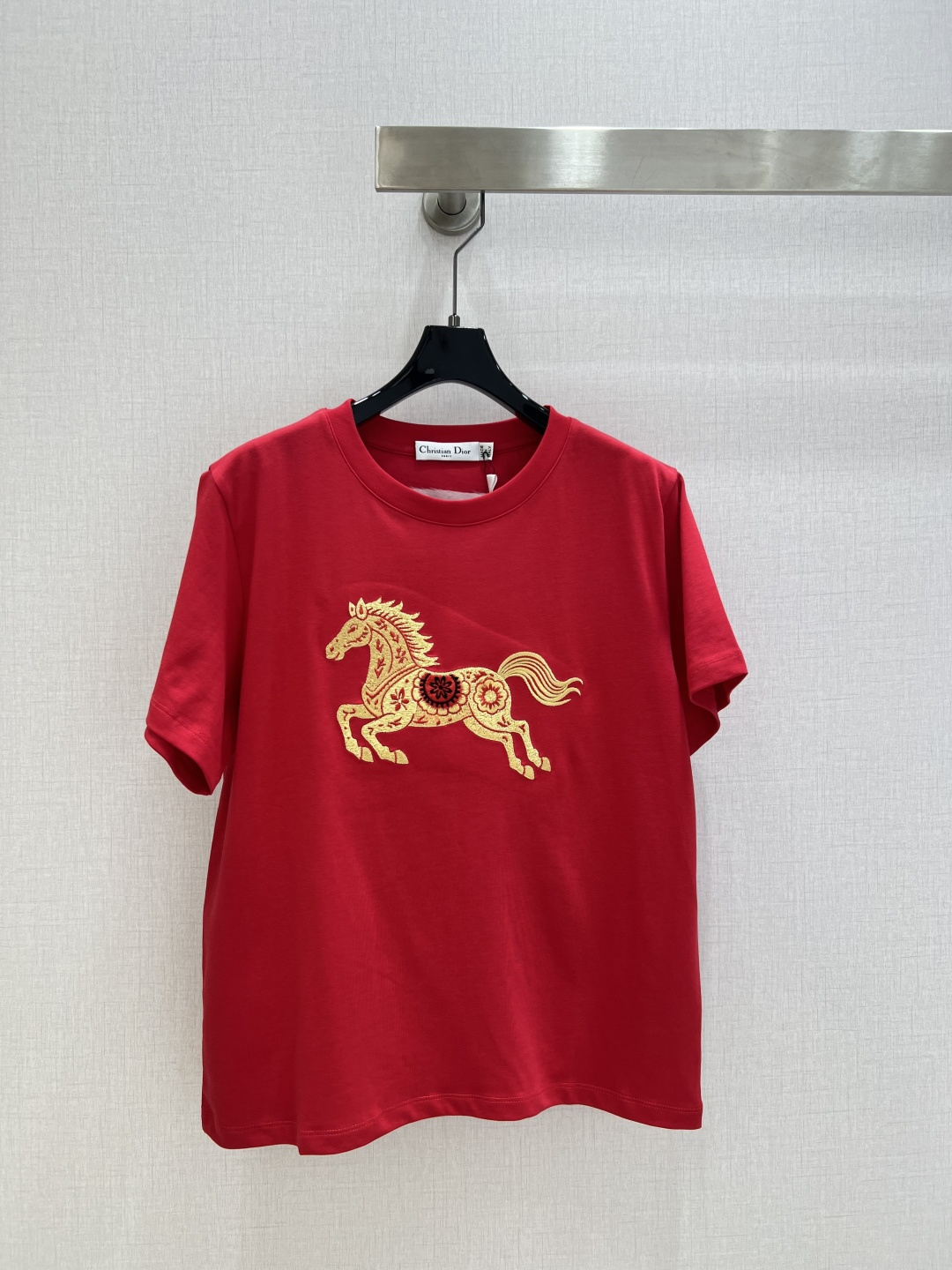 NO:731534,Highly recommended 26 early spring new style galloping horse embroidered short-sleeved T-shirt, white cotton fabric, red galloping horse pattern on the front, blending traditional Chinese culture and modern fashion. The galloping horse symbolizes strength and vitality. The details are embellished with flowers and geometric patterns, full of artistic sense!  Two colors SML code high quality ABC,,T-shirt,tees,t-shirt,19860909强烈推荐 26早春新款 奔马刺绣短袖T恤,白色棉质面料,正面红色奔马图案,融合中国传统文化与现代时尚奔马寓意力量与活力,细节处点缀花卉和几何纹样,艺术感满满！两个色 SML码 高品质ABC,,T-shirt,tees，t-shirt,,Women's clothing