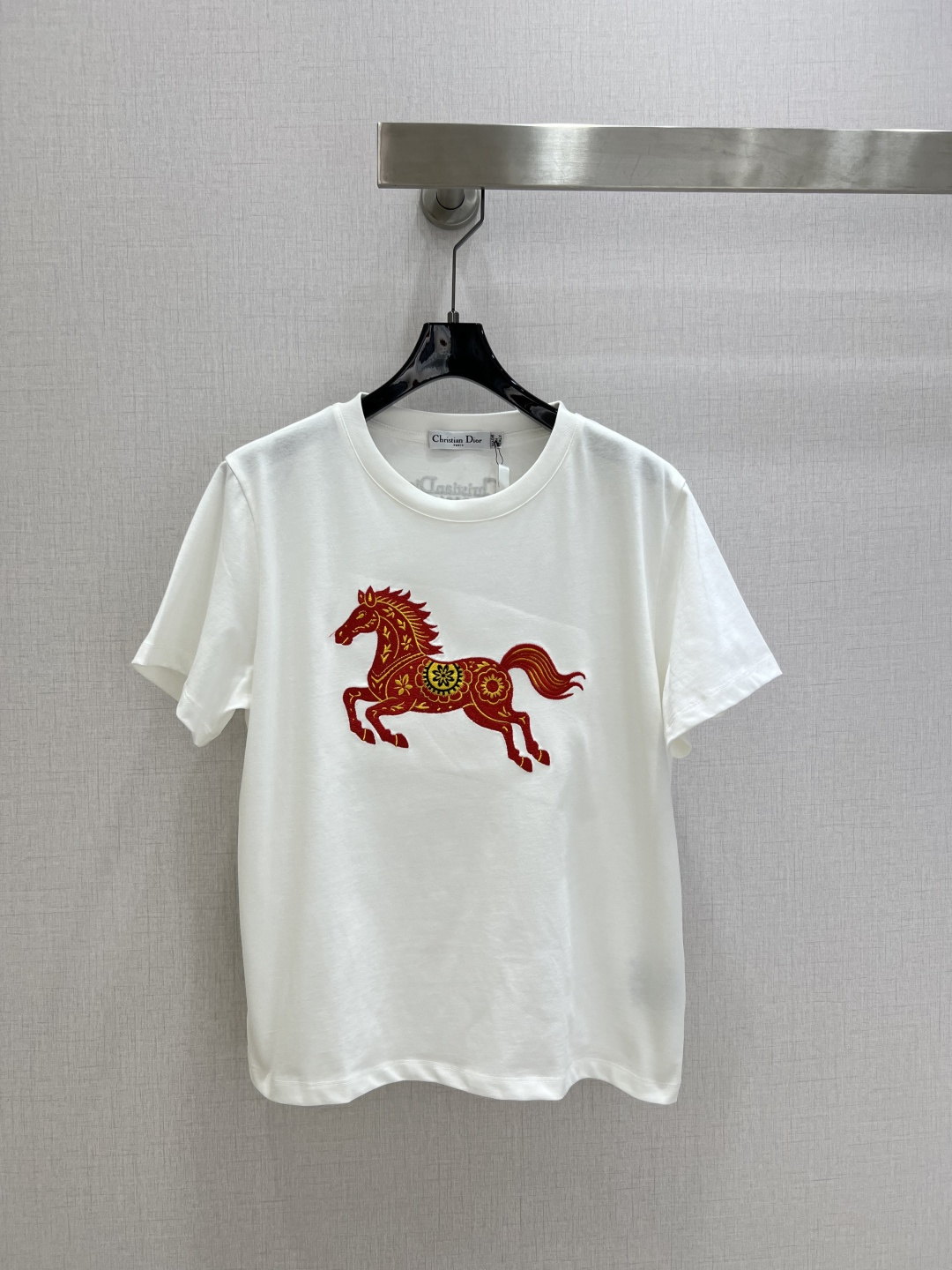 NO:731565,Highly recommended 26 early spring new style galloping horse embroidered short-sleeved T-shirt, white cotton fabric, red galloping horse pattern on the front, blending traditional Chinese culture and modern fashion. The galloping horse symbolizes strength and vitality. The details are embellished with flowers and geometric patterns, full of artistic sense!  Two colors SML code high quality ABC,,T-shirt,tees,t-shirt,19860909强烈推荐 26早春新款 奔马刺绣短袖T恤,白色棉质面料,正面红色奔马图案,融合中国传统文化与现代时尚奔马寓意力量与活力,细节处点缀花卉和几何纹样,艺术感满满！两个色 SML码 高品质ABC,,T-shirt,tees，t-shirt,,Women's clothing