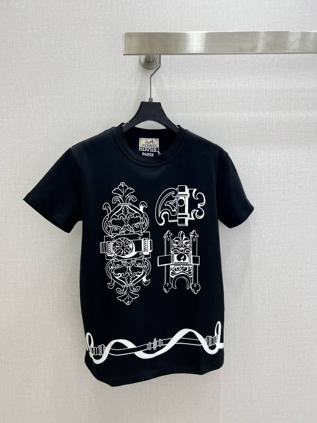 NO:734675,Highly recommended 26 early spring new short-sleeved T-shirt with printed pattern, made of pure cotton, soft and comfortable, perfect for summer!  The front printing is inspired by the brand's classic elements, and the loose fit is full of artistic sense. It can be easily worn in daily casual or light luxury styles. It looks great when paired with jeans or casual pants. The details are exquisite and the quality is full!  Two colors SML code high quality ABC,,jeans,T-shirt,tees,t-shirt,19860909强烈推荐 26早春新款 印花图案短袖T恤,采用纯棉材质,柔软舒适,夏天穿超合适！正面印花灵感来自品牌经典元素,艺术感满满宽松版型,日常休闲或轻奢风都能轻松驾驭,搭配牛仔裤或休闲裤都很出彩细节精致,品质感拉满！两个色 SML码 高品质ABC,,jeans,T-shirt,tees，t-shirt,,Women's clothing