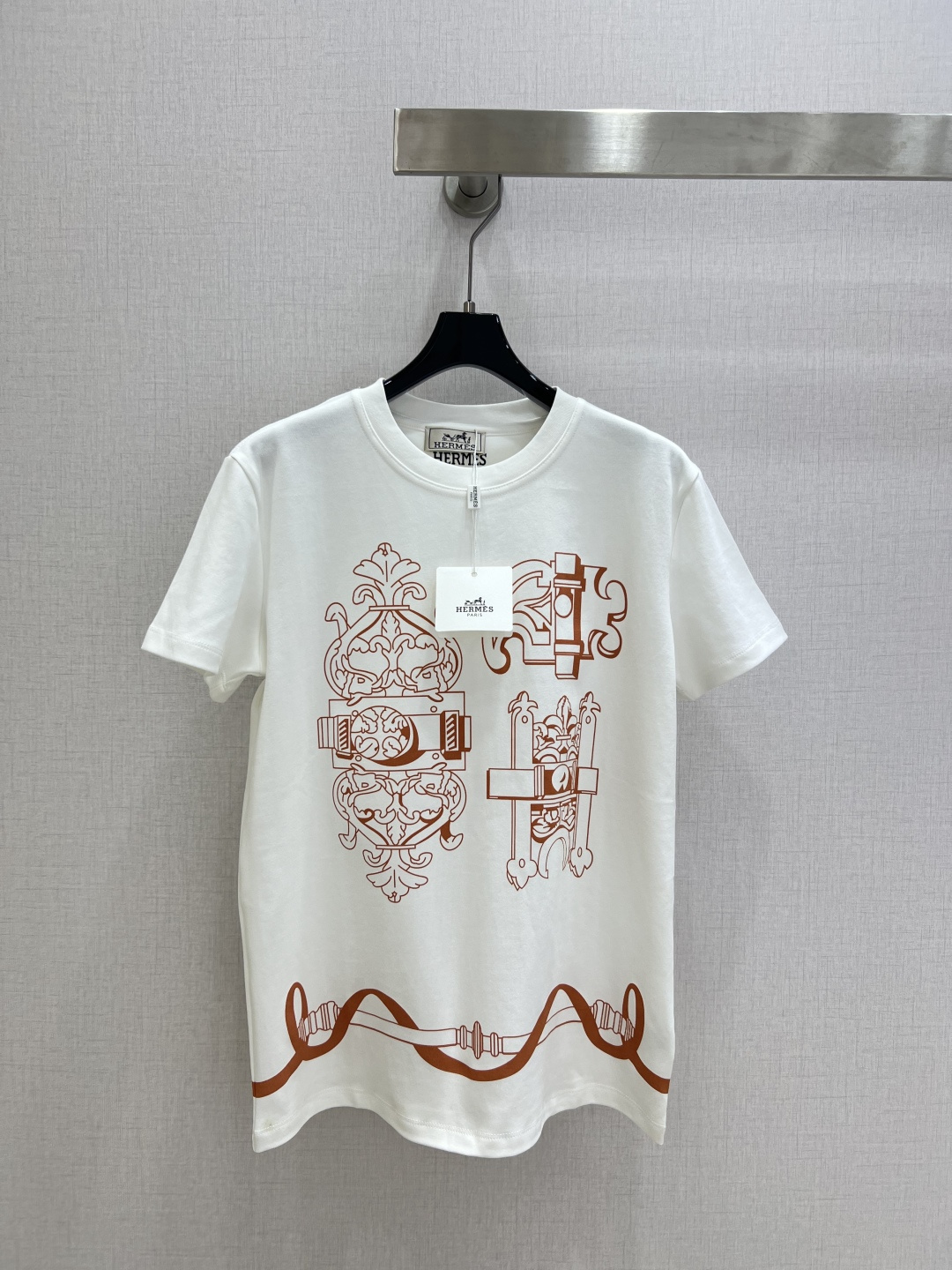 NO:734678,Highly recommended 26 early spring new short-sleeved T-shirt with printed pattern, made of pure cotton, soft and comfortable, perfect for summer!  The front printing is inspired by the brand's classic elements, and the loose fit is full of artistic sense. It can be easily worn in daily casual or light luxury styles. It looks great when paired with jeans or casual pants. The details are exquisite and the quality is full!  Two colors SML code high quality ABC,,jeans,T-shirt,tees,t-shirt,19860909强烈推荐 26早春新款 印花图案短袖T恤,采用纯棉材质,柔软舒适,夏天穿超合适！正面印花灵感来自品牌经典元素,艺术感满满宽松版型,日常休闲或轻奢风都能轻松驾驭,搭配牛仔裤或休闲裤都很出彩细节精致,品质感拉满！两个色 SML码 高品质ABC,,jeans,T-shirt,tees，t-shirt,,Women's clothing