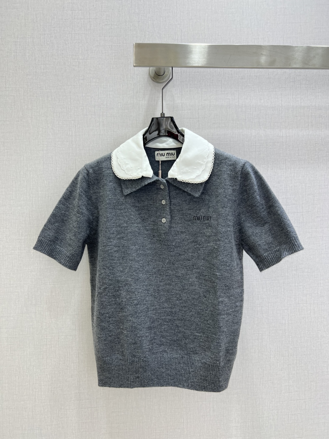 NO:734669,Highly recommended 2026 early spring new style knitted lapel short-sleeved top, soft and skin-friendly, super breathable! Detachable white poplin doll collar, lace embroidery, full of sweet college style. Short-sleeved shoulder design, cuffs and bottom rib cuffs, flattering the body shape and comfortable. The neckline is detachable, easy to switch simple or sweet style, can be worn with pleated skirts, jeans, commuting and leisure! Brand embroidery on the left chest, exquisite details, texture online!  One color SML code high quality ABC,,skirts,jeans,T-shirt,19860909强烈推荐 2026早春新款 针织翻领短袖上衣,柔软亲肤,透气性超棒!可拆卸白色府绸娃娃领,蕾丝花边刺绣,甜美学院风满满.短袖正肩设计,袖口和底边罗纹收口,修饰身形又舒适.领口可拆卸,轻松切换简约or甜美风格,百褶裙,牛仔裤都能搭,通勤休闲都OK!左胸品牌刺绣,细节精致,质感在线！一个色 SML码 高品质ABC,,skirts,jeans,T-shirt,,Women's clothing