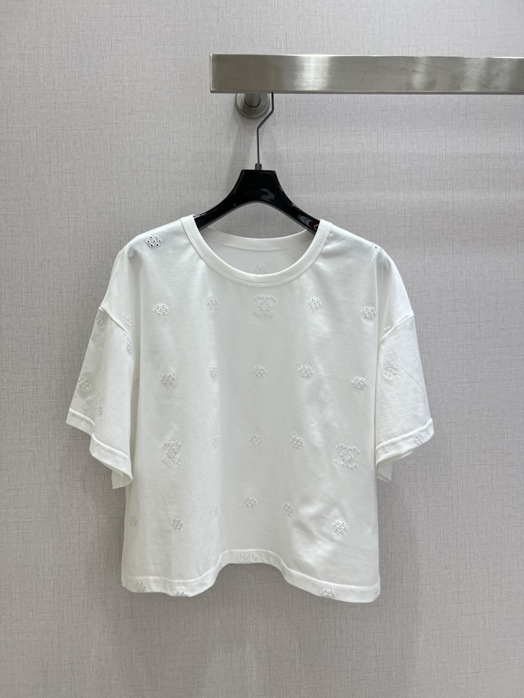 NO:735599,Highly recommended for early spring 26, hollow embroidered short-sleeved T-shirt. The soft fufu cotton fabric has its own airy feel. The short version just exposes the waistline. It is very friendly to small people. It visually elongates the proportion. The small floral hollow embroidery is the finishing touch. The delicate pattern makes the pure white no longer monotonous. Pair it with black high-waisted wide-leg pants to look like a relaxed hottie. Pair it with a denim skirt and you can instantly become a sweet girl.  No need to worry about matching, it is enough to attract the eyes when worn alone. One color SML code, high quality AB,,skirts,T-shirt,tees,t-shirt,19860909强烈推荐 26早春新款 镂空刺绣短款短袖T恤 软fufu的棉感面料自带空气感 短款版型刚好露出腰线 对小个子超友好 视觉上直接拉长比例 满布的小碎花镂空刺绣是点睛之笔 细腻的花纹让纯白不再单调 搭配黑色高腰阔腿裤就是松弛感辣妹 搭牛仔半裙又能秒变甜美少女 不用费心搭配单穿就足够吸睛 一个色 SML码 高品质AB,,skirts,T-shirt,tees，t-shirt,,Women's clothing